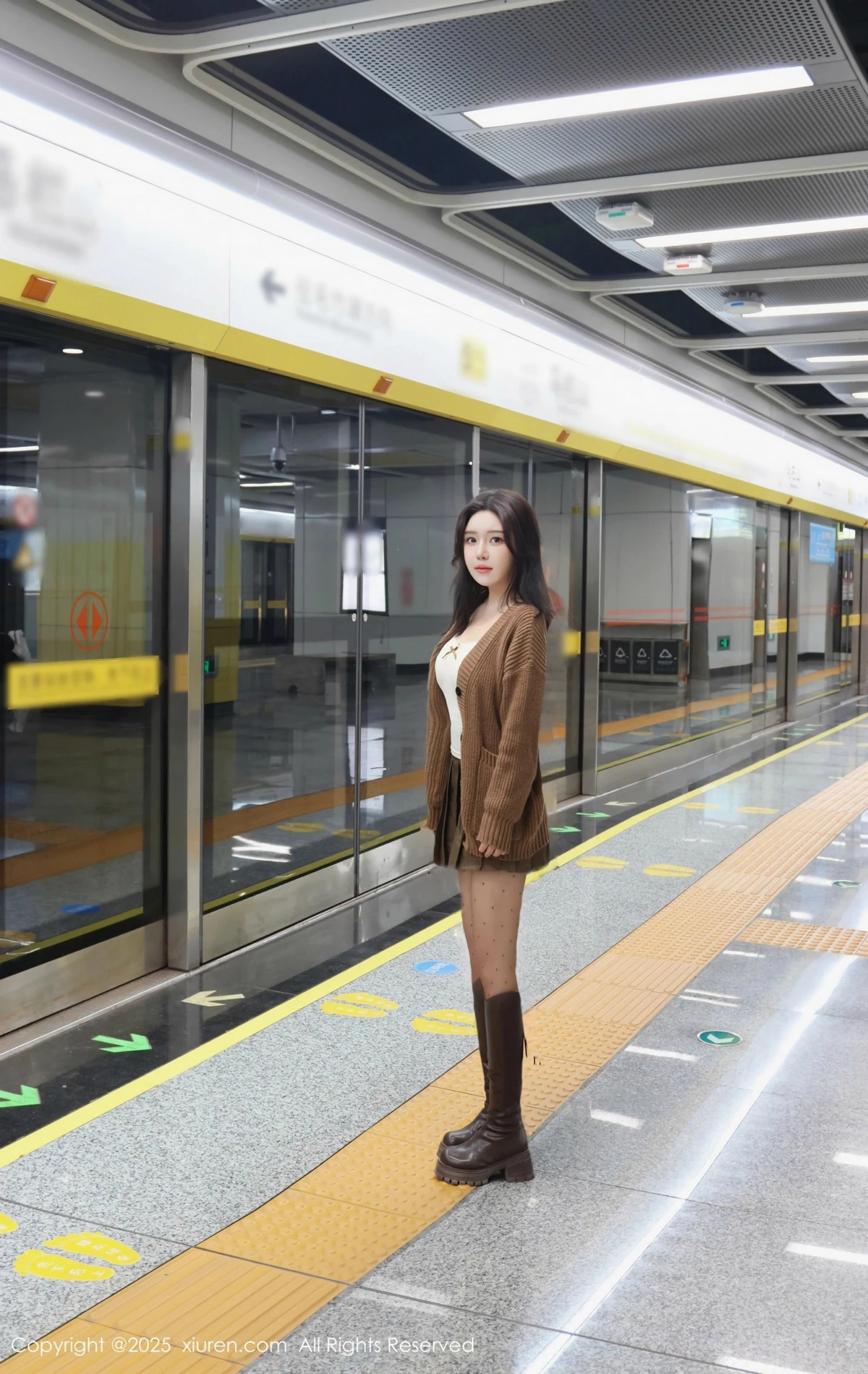 [[XiuRen秀人网]秀人网]No.9708_模特小薯条nienie深色短裙配白色吊带露超薄黑丝秀美腿诱惑写真72P