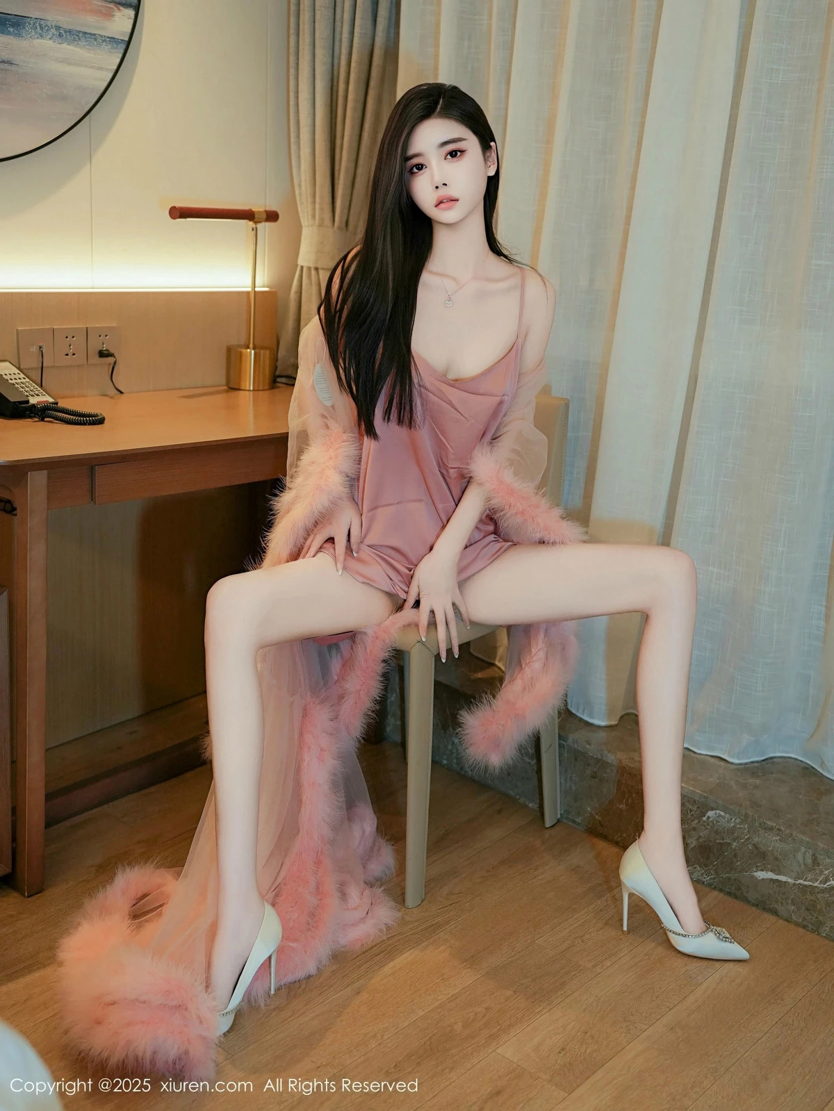 [[XiuRen秀人网]秀人网]No.9705_模特Erikaki私房性感粉色绒毛裙半脱秀曼妙身姿白嫩美腿诱惑写真77P