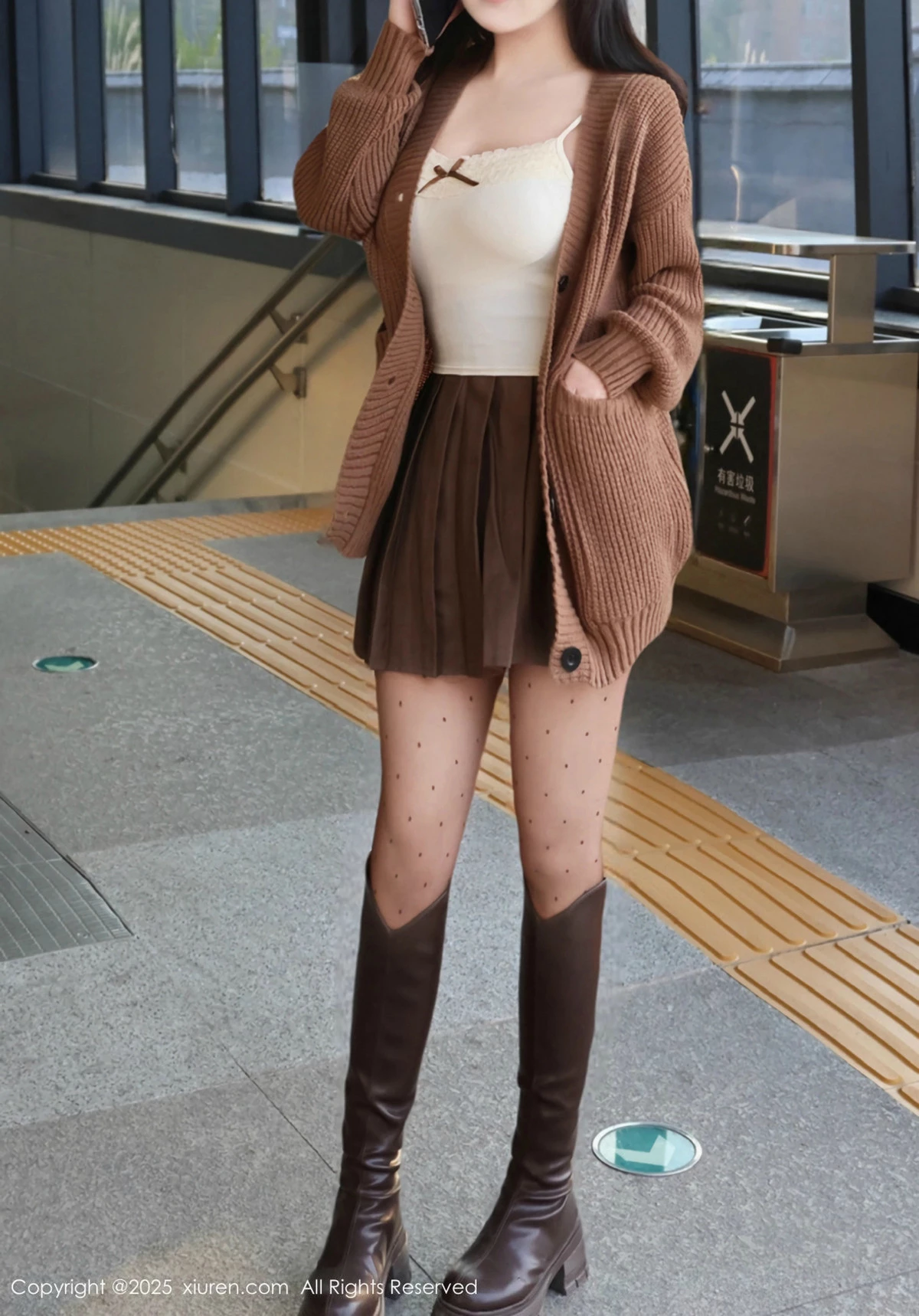 [[XiuRen秀人网]秀人网]No.9708_模特小薯条nienie深色短裙配白色吊带露超薄黑丝秀美腿诱惑写真72P