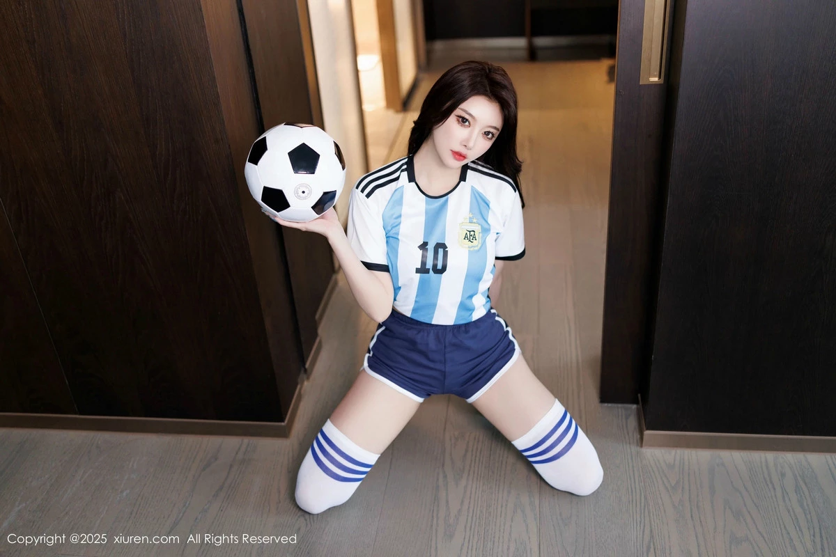 [[XiuRen秀人网]秀人网]No.9706_女神杨晨晨Yome性感蓝色球衣配白丝袜秀丰腴身材完美诱惑写真99P