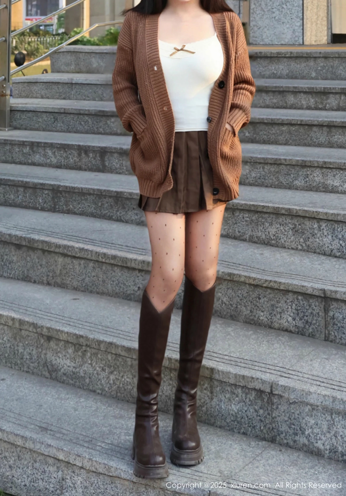 [[XiuRen秀人网]秀人网]No.9708_模特小薯条nienie深色短裙配白色吊带露超薄黑丝秀美腿诱惑写真72P