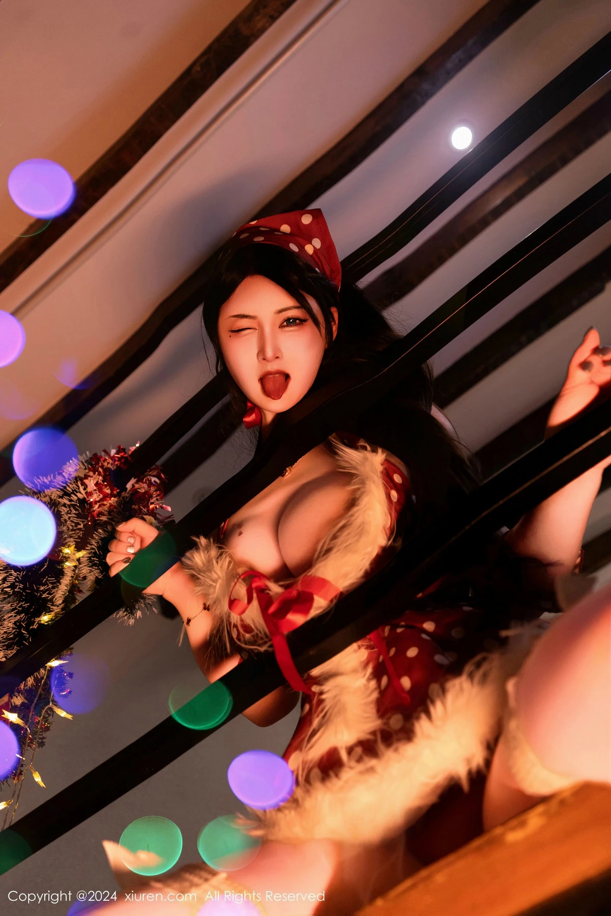 [[XiuRen秀人网]秀人网]No.9618_模特诗诗kiki圣诞节系列性感红色内衣配肉丝袜秀丰腴身姿诱惑写真109P