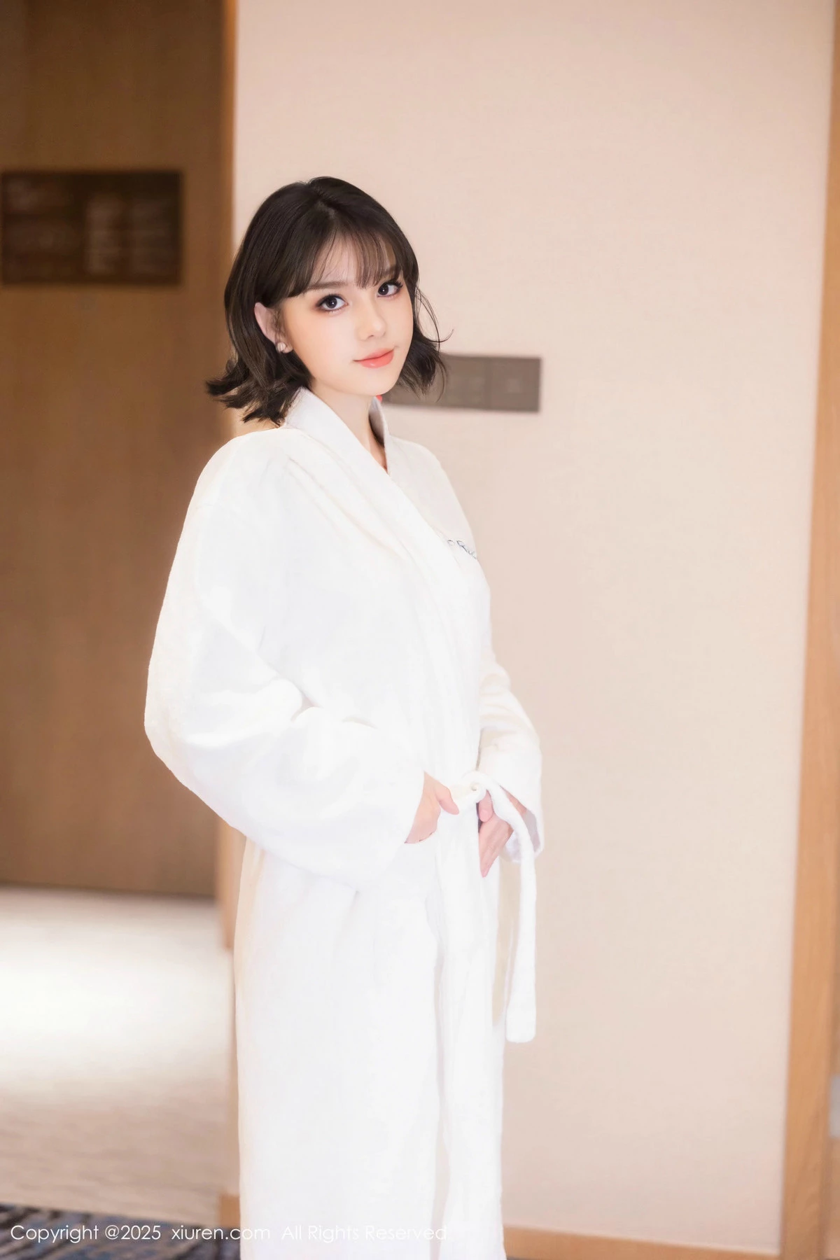 [[XiuRen秀人网]秀人网]No.9713_模特黎苏苏性感白色浴袍露黑色情趣内衣秀曼妙身材完美诱惑写真78P