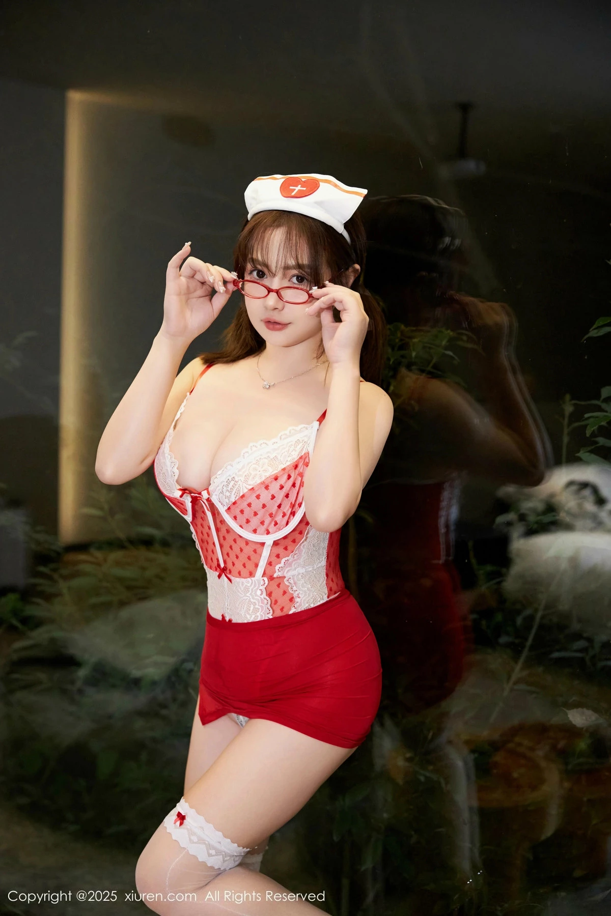 [[XiuRen秀人网]秀人网]No.9719_模特养乐多Doll性感红色情趣护士装配白丝袜秀完美身材诱惑写真50P