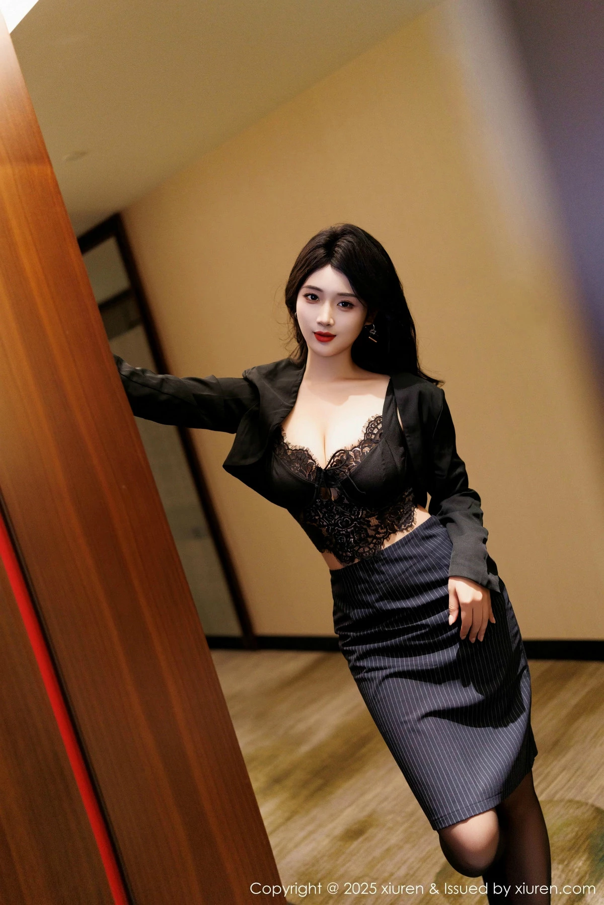 [[XiuRen秀人网]秀人网]No.9728_模特南乔性感黑色蕾丝内衣+红色比基尼秀柔美身姿完美诱惑写真90P