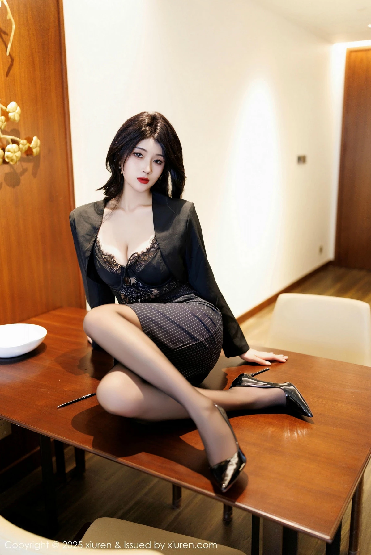 [[XiuRen秀人网]秀人网]No.9728_模特南乔性感黑色蕾丝内衣+红色比基尼秀柔美身姿完美诱惑写真90P