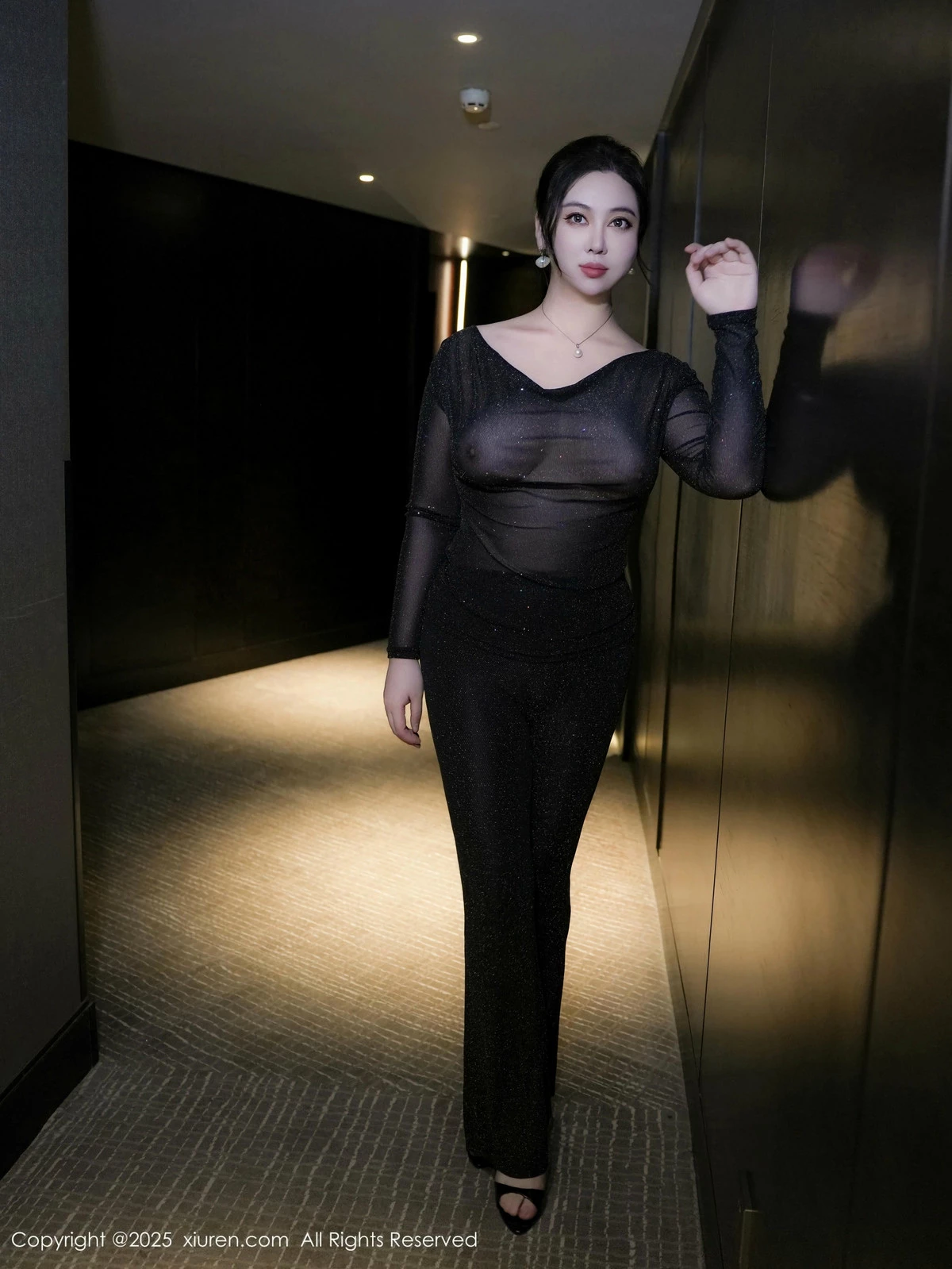 [[XiuRen秀人网]秀人网]No.9725_模特风景尤美性感黑色轻透服饰套装半脱秀丰腴身材撩人诱惑写真74P