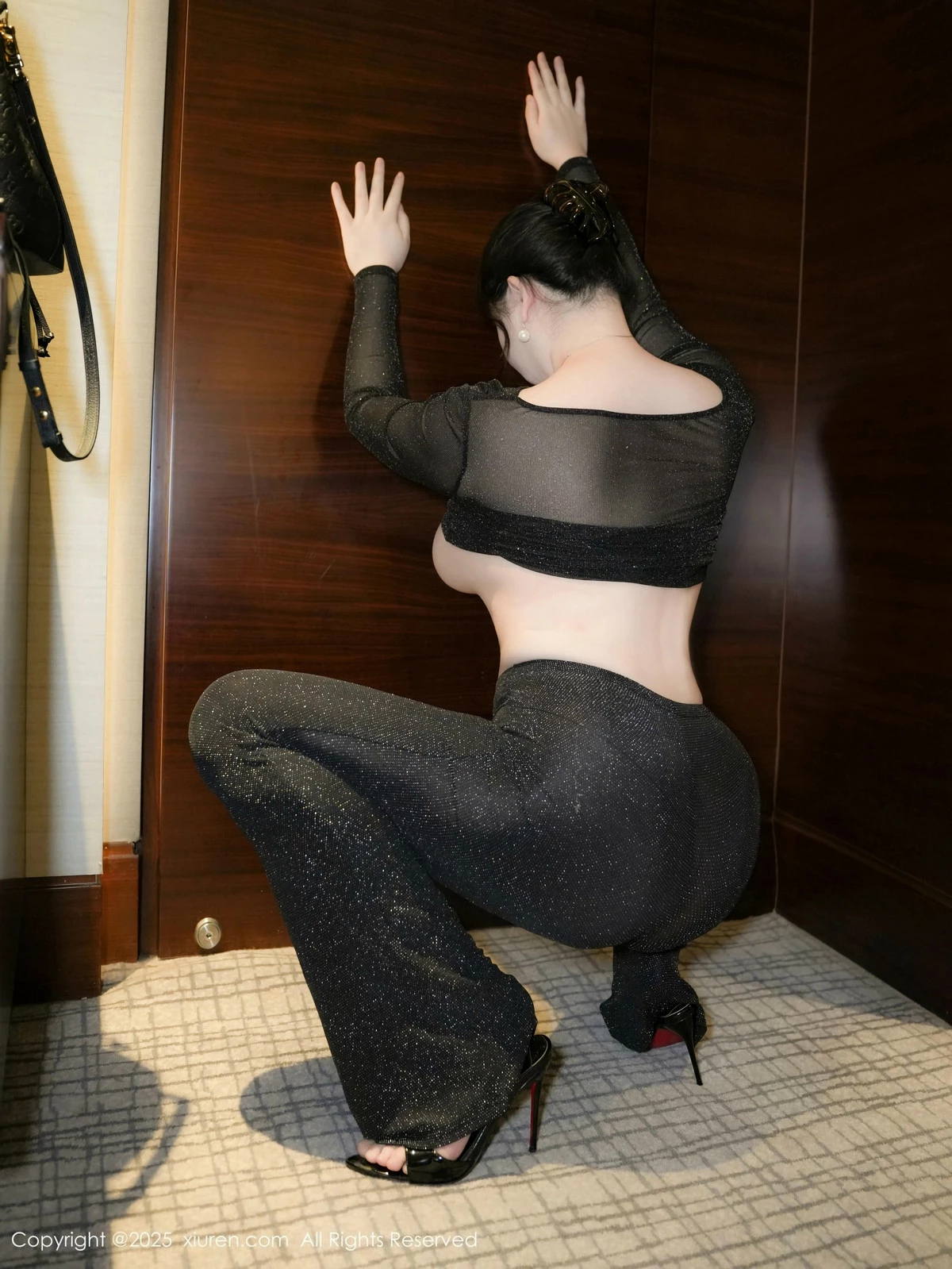 [[XiuRen秀人网]秀人网]No.9725_模特风景尤美性感黑色轻透服饰套装半脱秀丰腴身材撩人诱惑写真74P