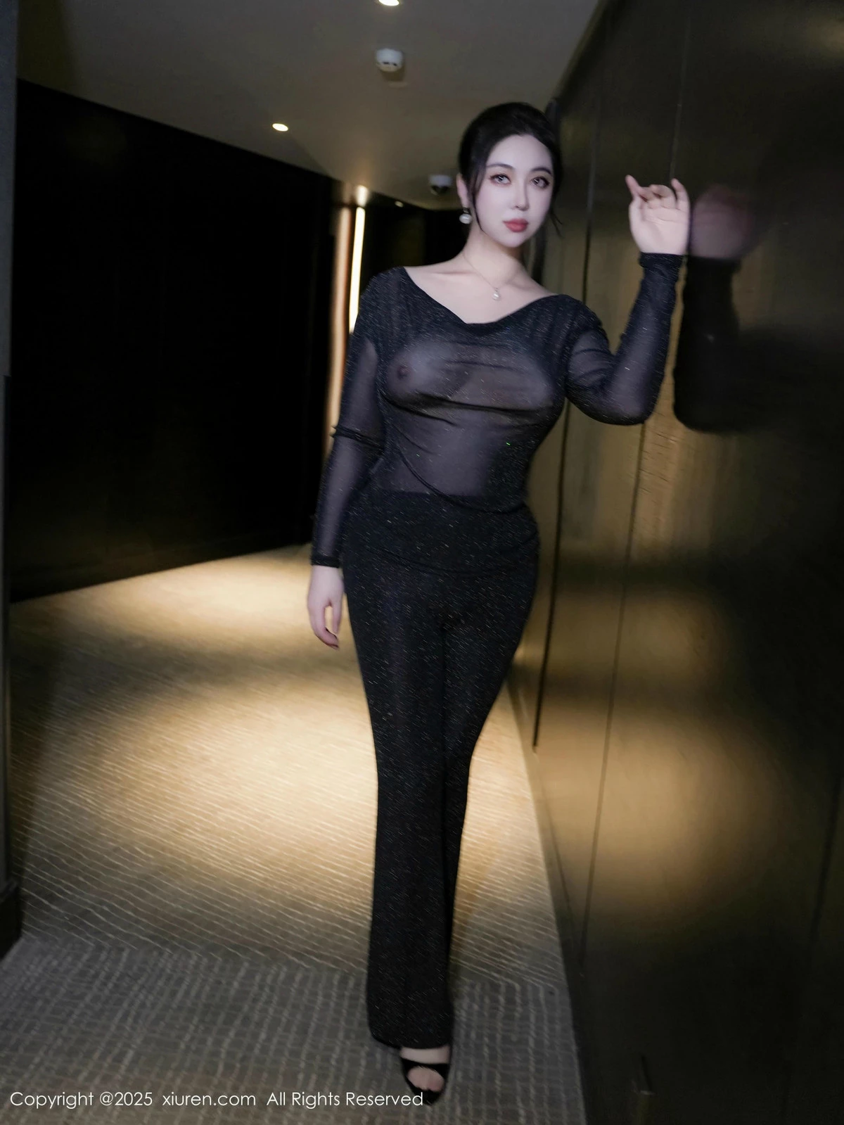 [[XiuRen秀人网]秀人网]No.9725_模特风景尤美性感黑色轻透服饰套装半脱秀丰腴身材撩人诱惑写真74P