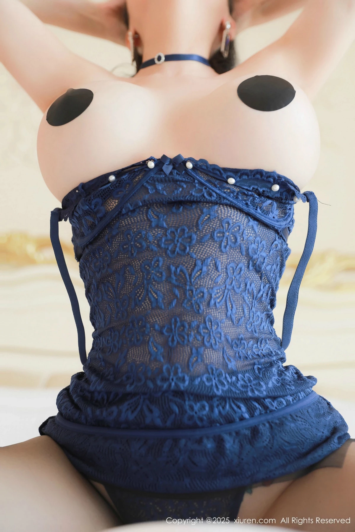 [[XiuRen秀人网]秀人网]No.9733_模特田冰冰性感蓝色蕾丝吊带配超薄黑丝秀翘臀美腿撩人诱惑写真56P