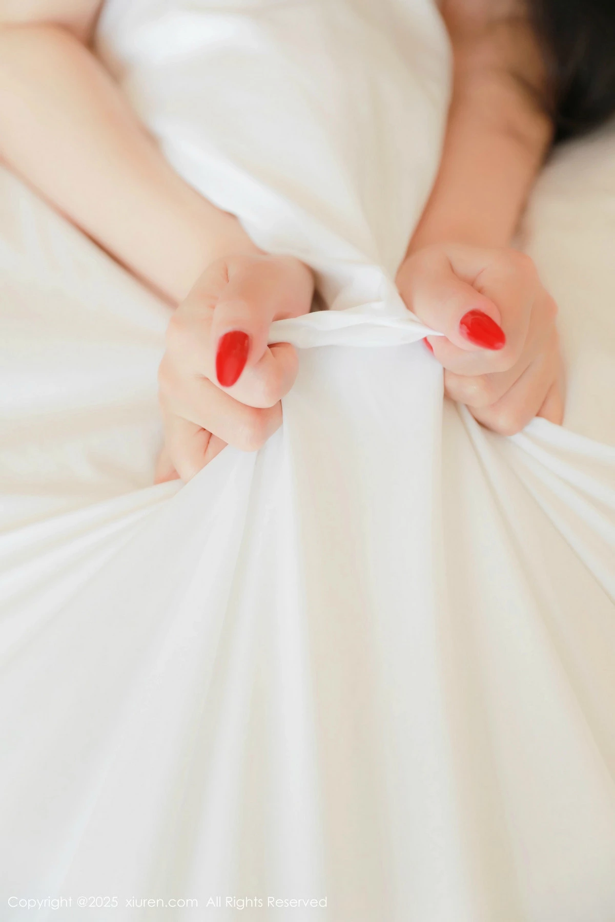 [[XiuRen秀人网]秀人网]No.9733_模特田冰冰性感蓝色蕾丝吊带配超薄黑丝秀翘臀美腿撩人诱惑写真56P