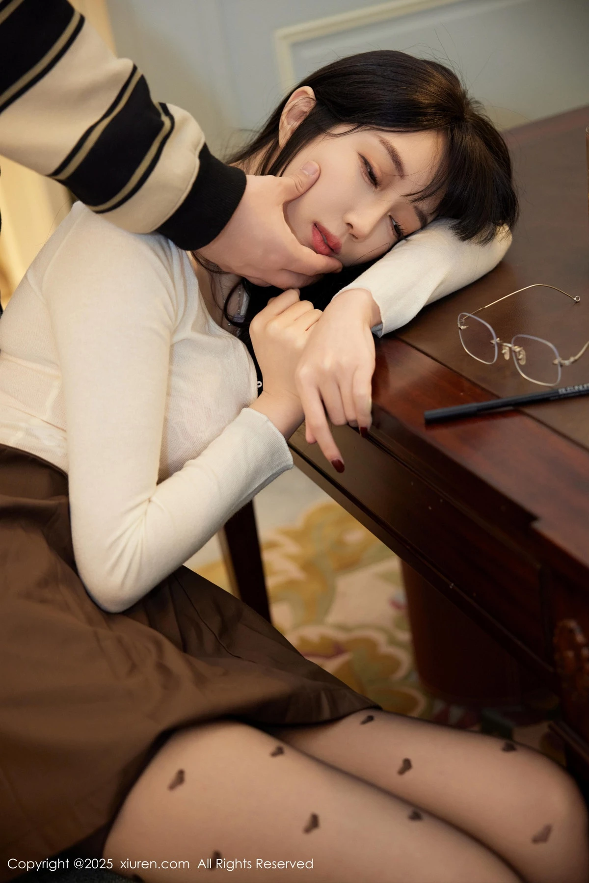 [[XiuRen秀人网]秀人网]No.9737_模特玥儿玥er私房性感深色短裙配超薄黑丝秀翘臀美腿诱惑写真82P