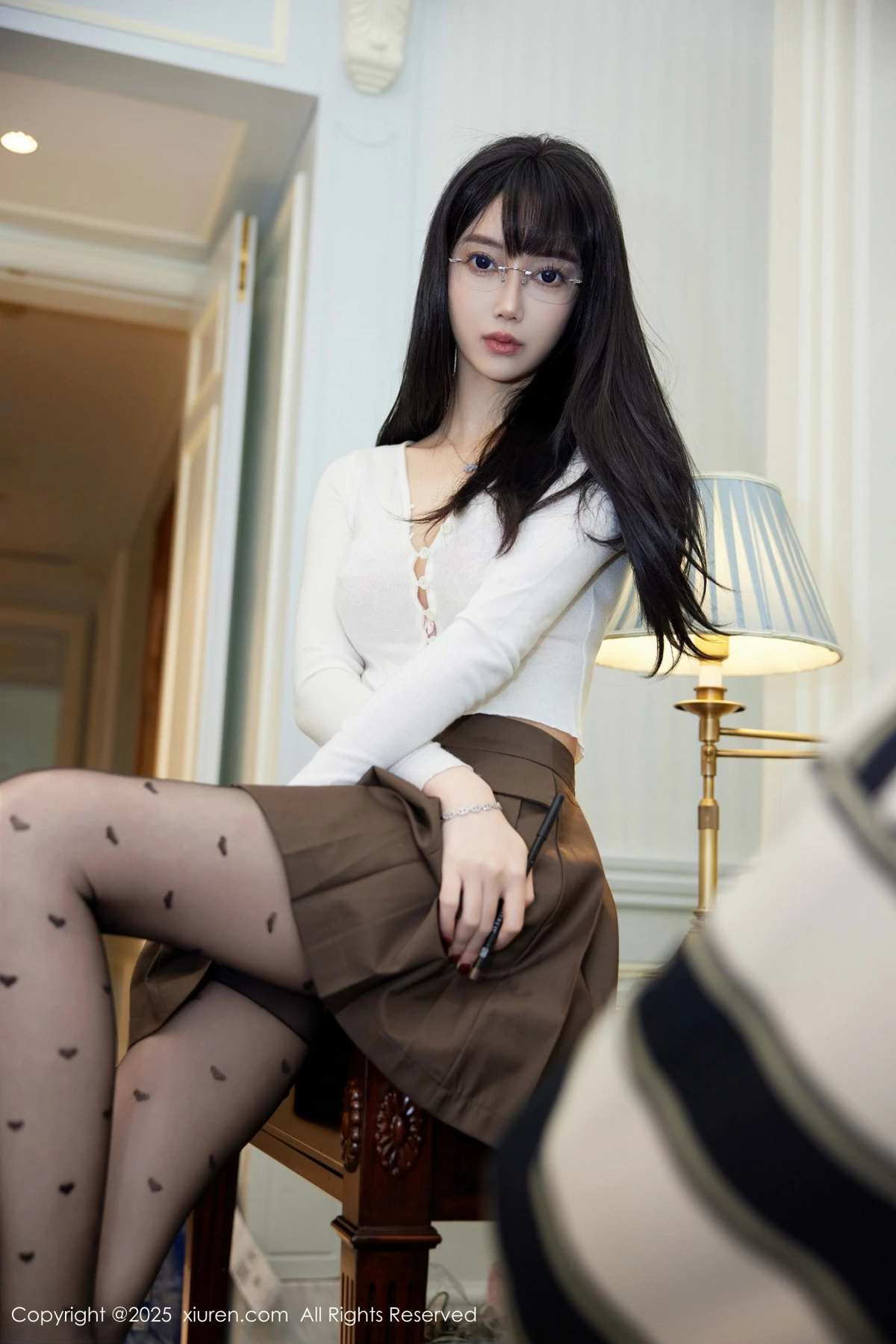 [[XiuRen秀人网]秀人网]No.9737_模特玥儿玥er私房性感深色短裙配超薄黑丝秀翘臀美腿诱惑写真82P