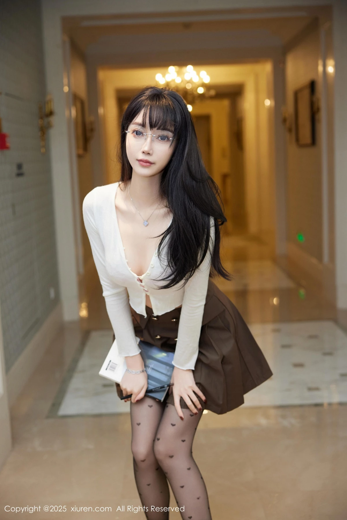 [[XiuRen秀人网]秀人网]No.9737_模特玥儿玥er私房性感深色短裙配超薄黑丝秀翘臀美腿诱惑写真82P