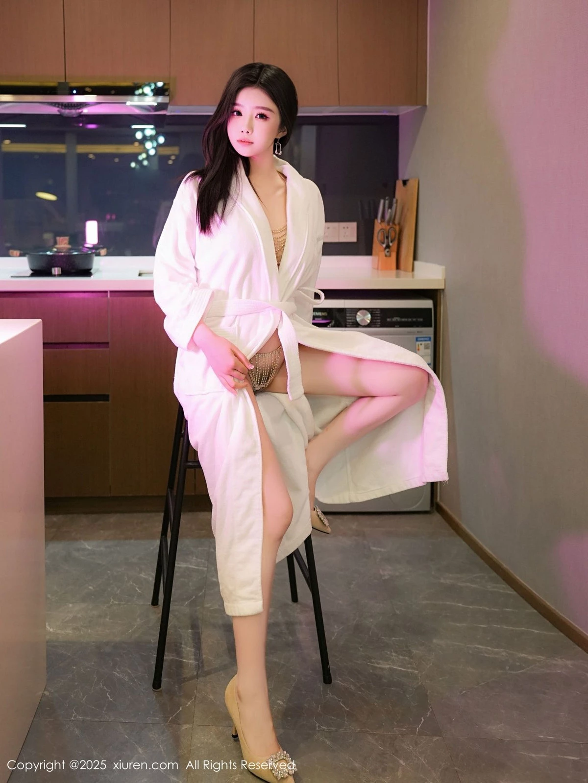 [[XiuRen秀人网]秀人网]No.9741_模特袁圆私房性感白色浴袍露金属情趣内衣秀惹火身材诱惑写真77P