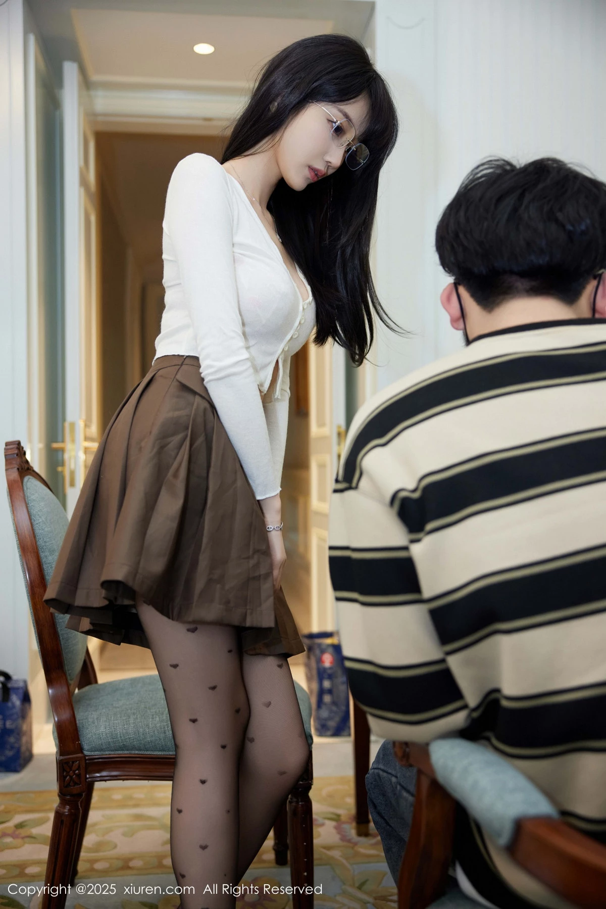 [[XiuRen秀人网]秀人网]No.9737_模特玥儿玥er私房性感深色短裙配超薄黑丝秀翘臀美腿诱惑写真82P
