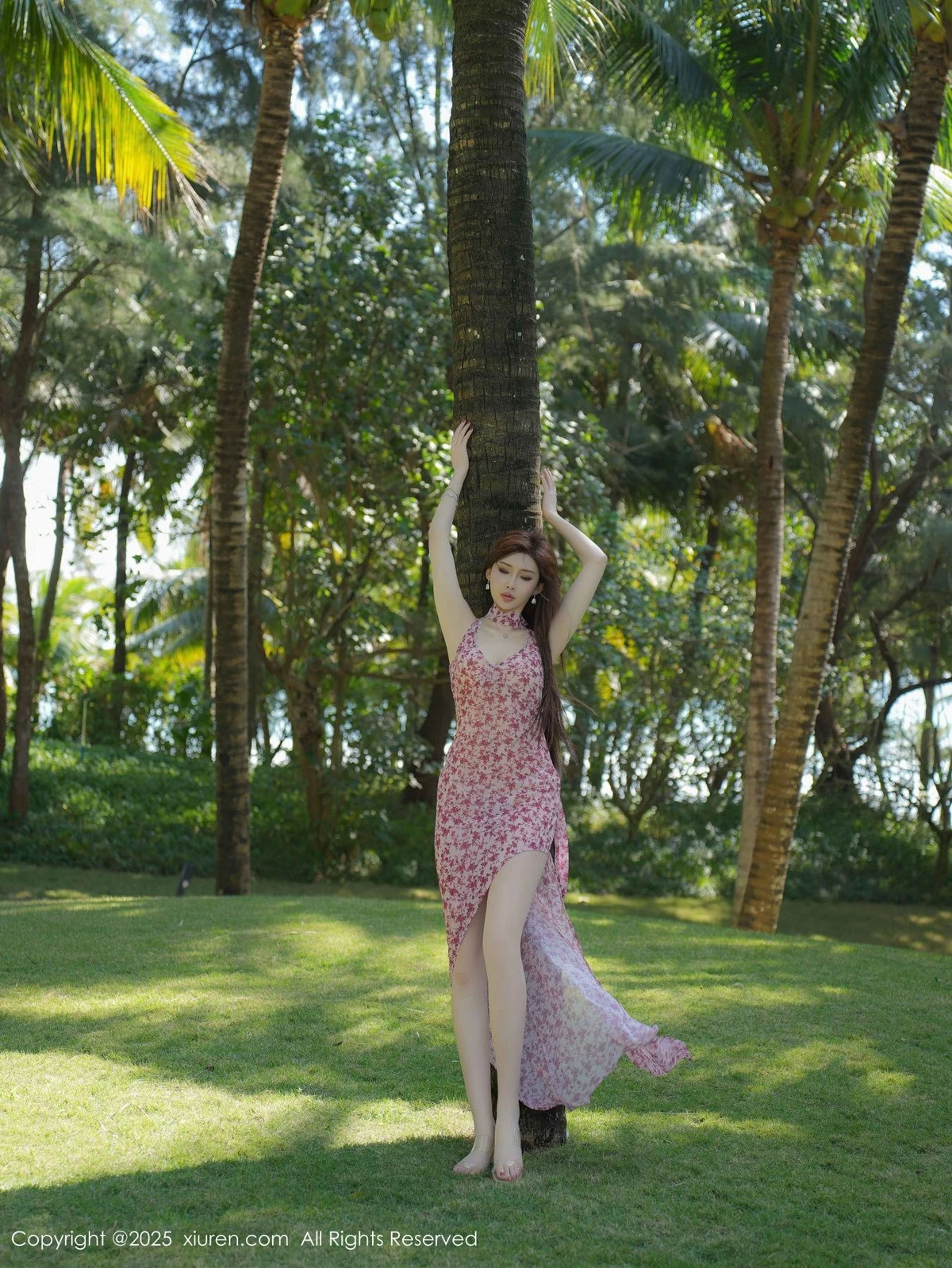 [[XiuRen秀人网]秀人网]No.9736_女神Carol周妍希性感粉色碎花长裙配超薄肉丝秀完美身材诱惑写真75P