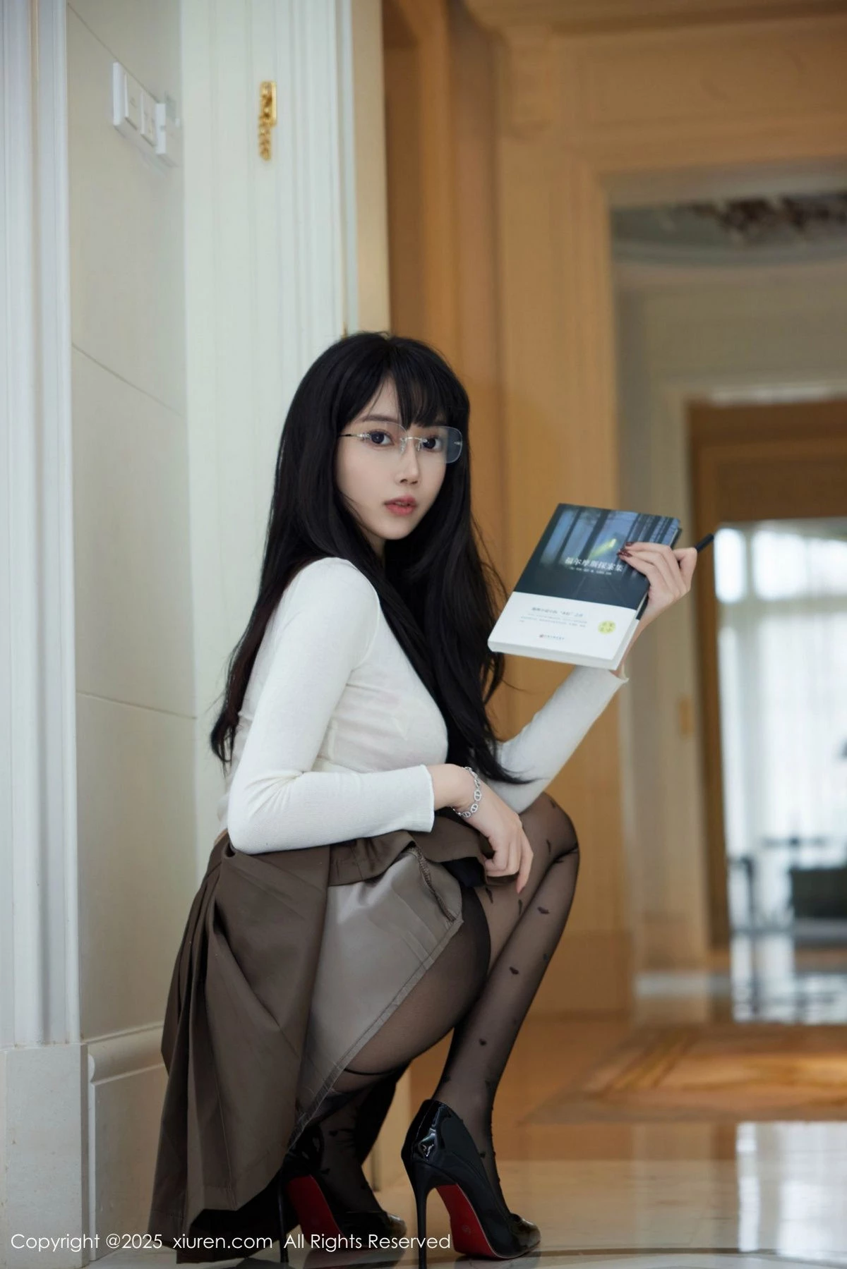 [[XiuRen秀人网]秀人网]No.9737_模特玥儿玥er私房性感深色短裙配超薄黑丝秀翘臀美腿诱惑写真82P