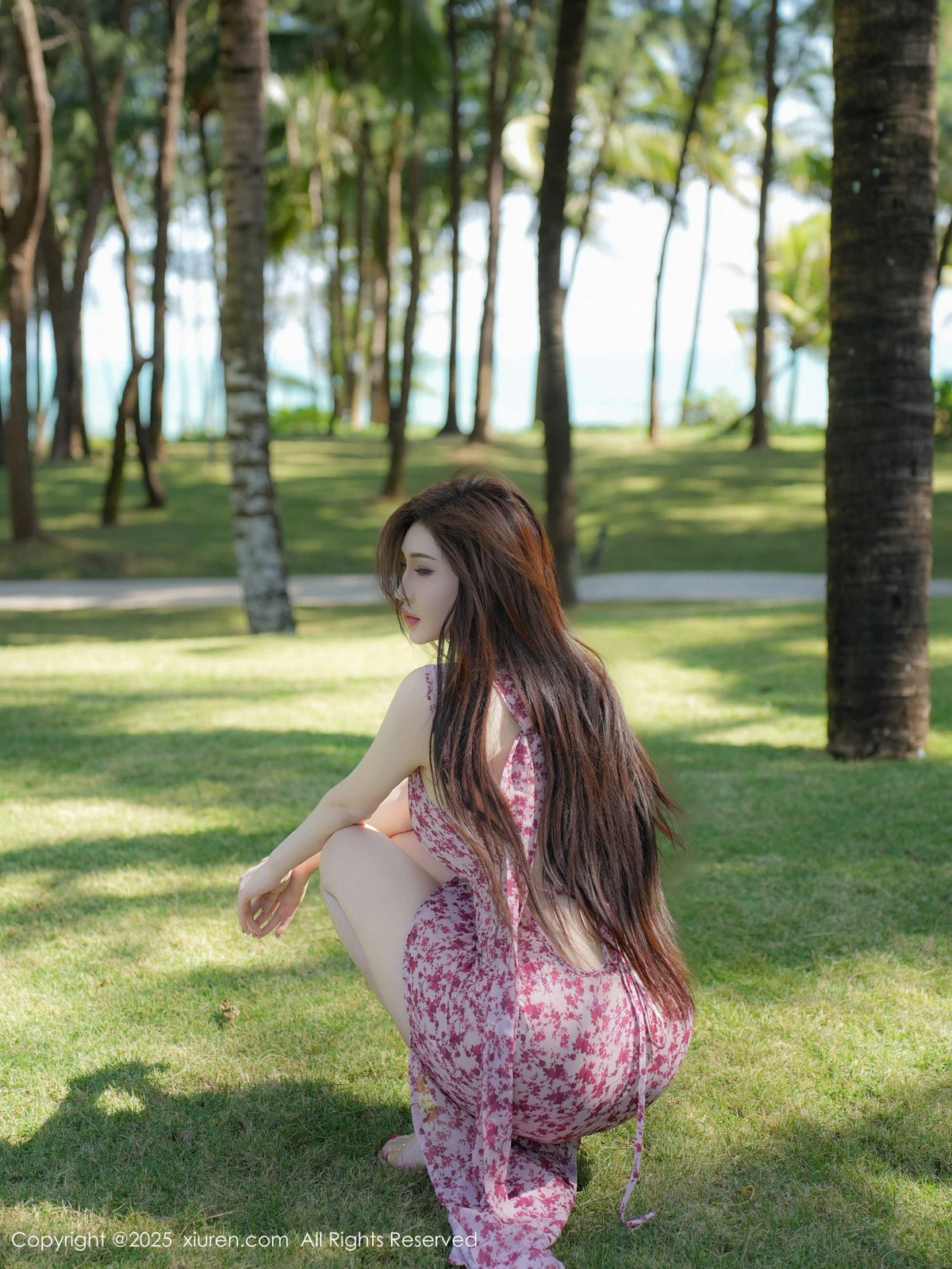 [[XiuRen秀人网]秀人网]No.9736_女神Carol周妍希性感粉色碎花长裙配超薄肉丝秀完美身材诱惑写真75P