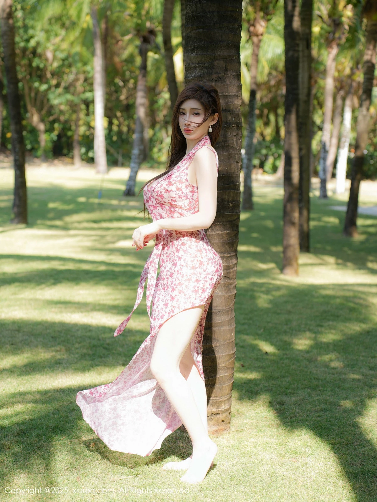 [[XiuRen秀人网]秀人网]No.9736_女神Carol周妍希性感粉色碎花长裙配超薄肉丝秀完美身材诱惑写真75P