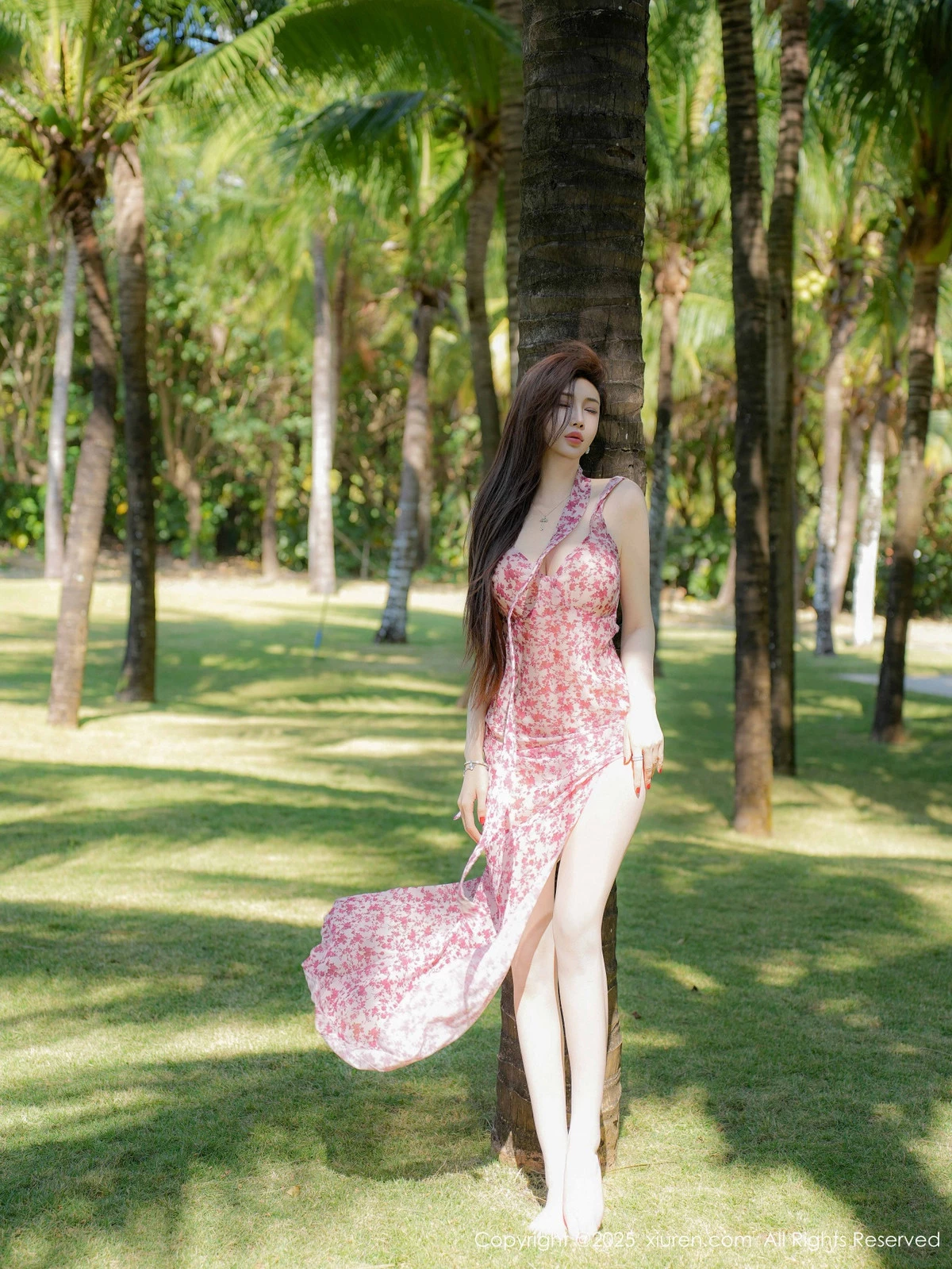 [[XiuRen秀人网]秀人网]No.9736_女神Carol周妍希性感粉色碎花长裙配超薄肉丝秀完美身材诱惑写真75P