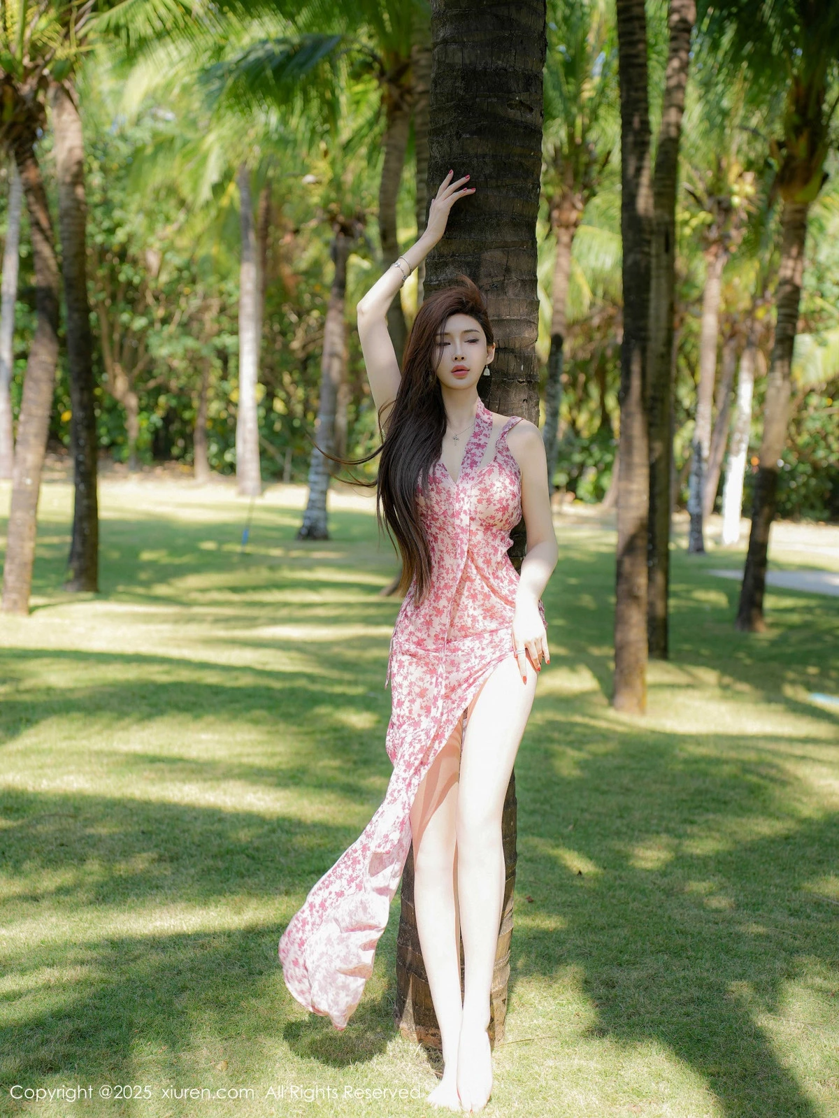 [[XiuRen秀人网]秀人网]No.9736_女神Carol周妍希性感粉色碎花长裙配超薄肉丝秀完美身材诱惑写真75P