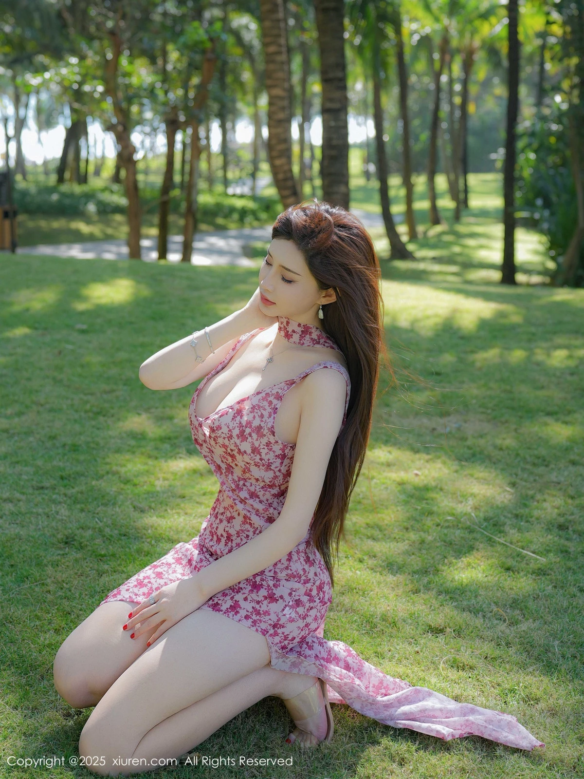 [[XiuRen秀人网]秀人网]No.9736_女神Carol周妍希性感粉色碎花长裙配超薄肉丝秀完美身材诱惑写真75P