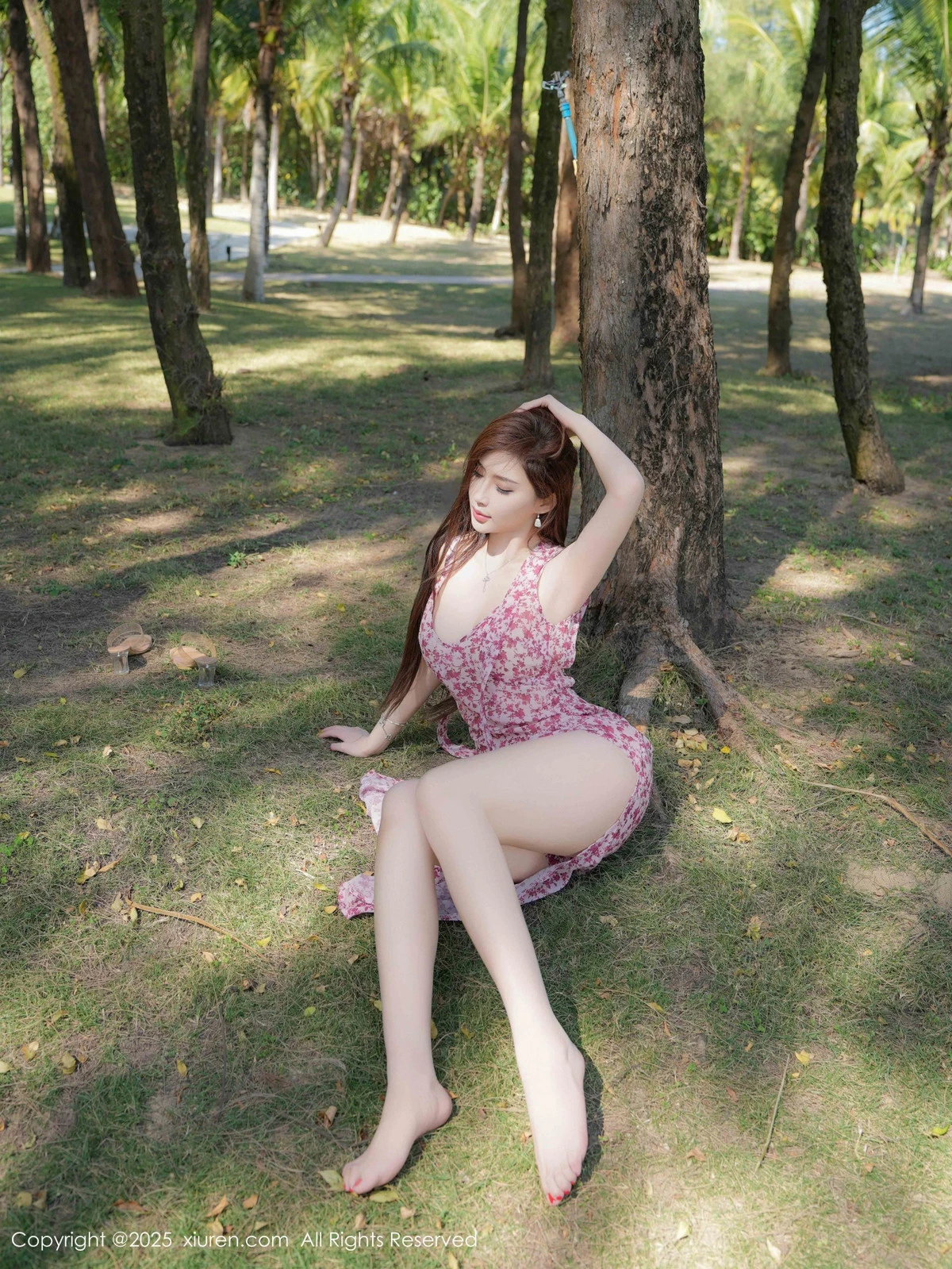 [[XiuRen秀人网]秀人网]No.9736_女神Carol周妍希性感粉色碎花长裙配超薄肉丝秀完美身材诱惑写真75P