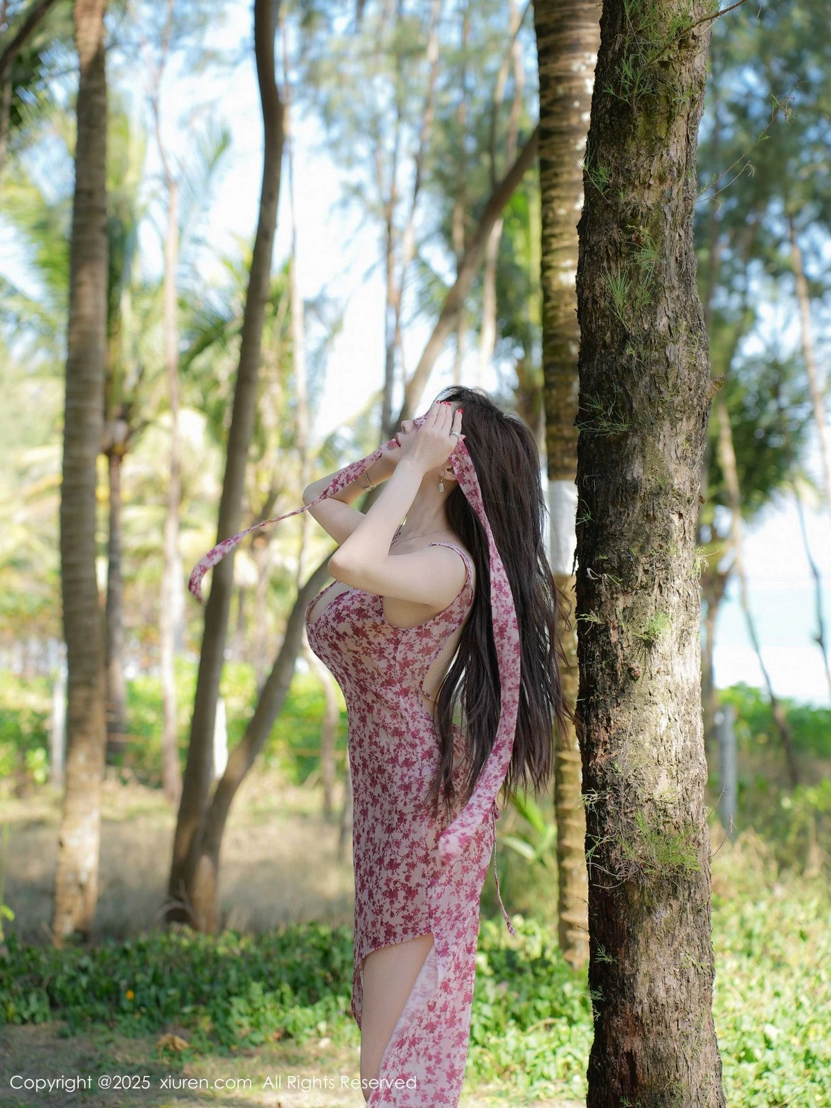 [[XiuRen秀人网]秀人网]No.9736_女神Carol周妍希性感粉色碎花长裙配超薄肉丝秀完美身材诱惑写真75P