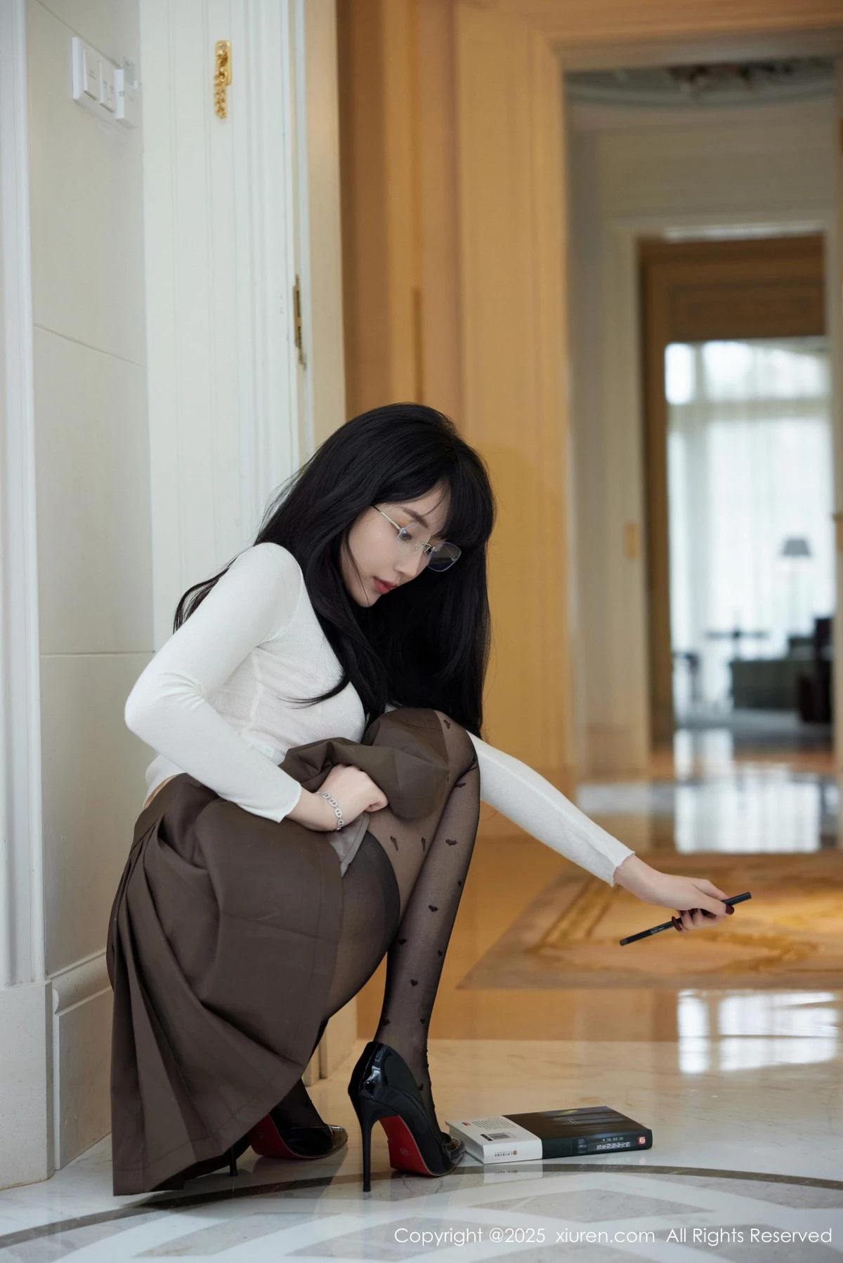 [[XiuRen秀人网]秀人网]No.9737_模特玥儿玥er私房性感深色短裙配超薄黑丝秀翘臀美腿诱惑写真82P