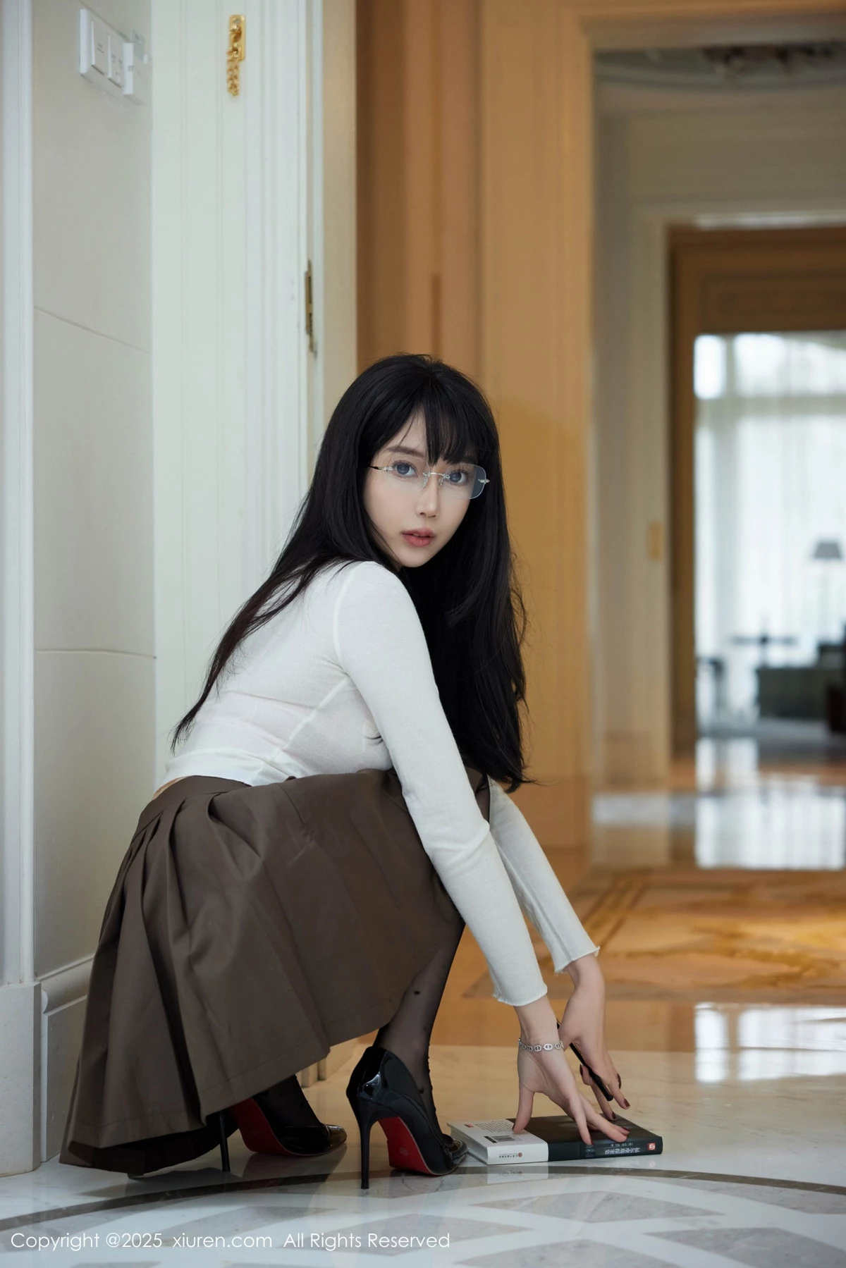 [[XiuRen秀人网]秀人网]No.9737_模特玥儿玥er私房性感深色短裙配超薄黑丝秀翘臀美腿诱惑写真82P