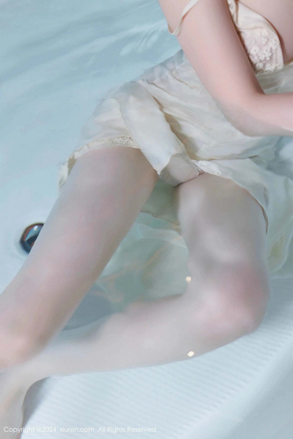 [[XiuRen秀人网]秀人网]No.9643_模特梦心玥性感白色连衣裙露白色内衣秀高挑曼妙身姿诱惑写真85P