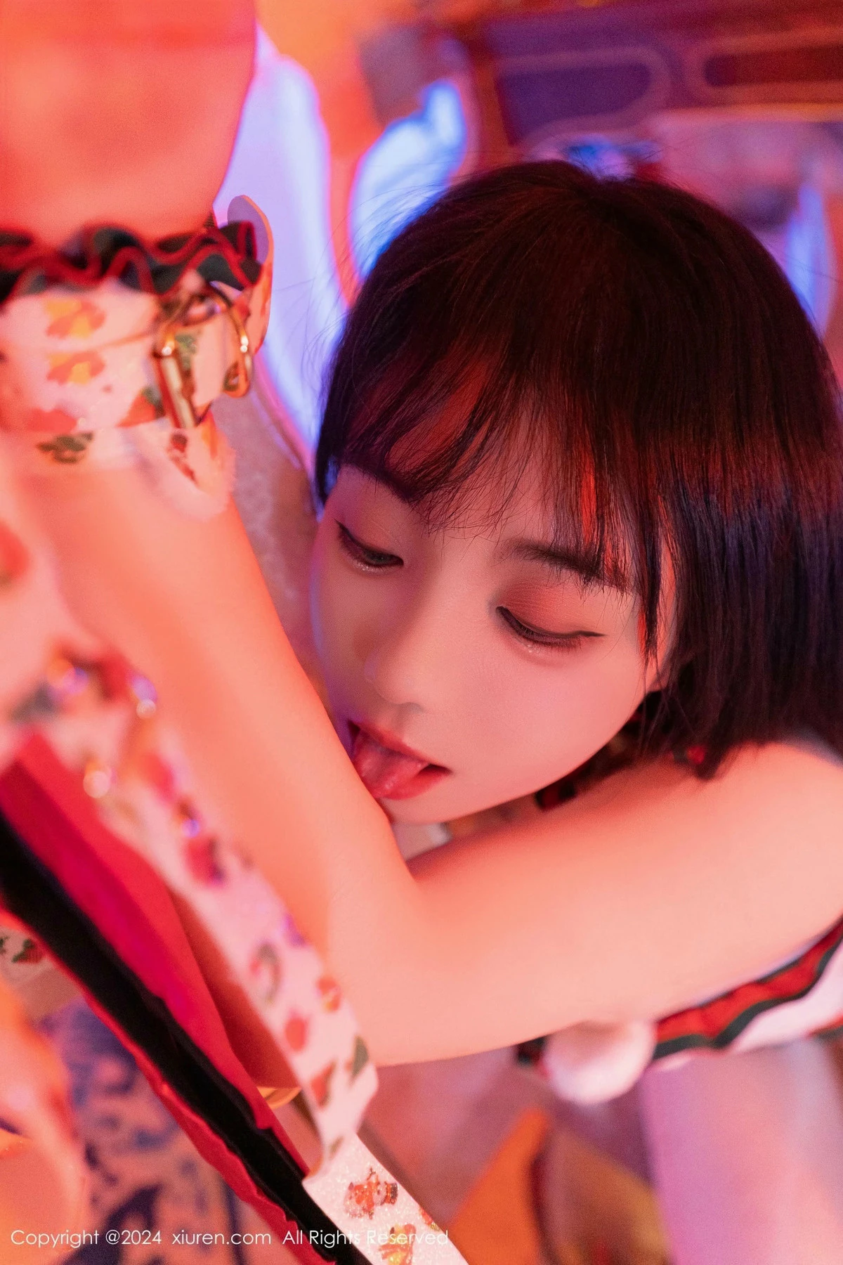 [[XiuRen秀人网]秀人网]No.9638_新人模特软情调教主题性感情趣服饰配超薄肉丝秀火辣身材诱惑写真112P