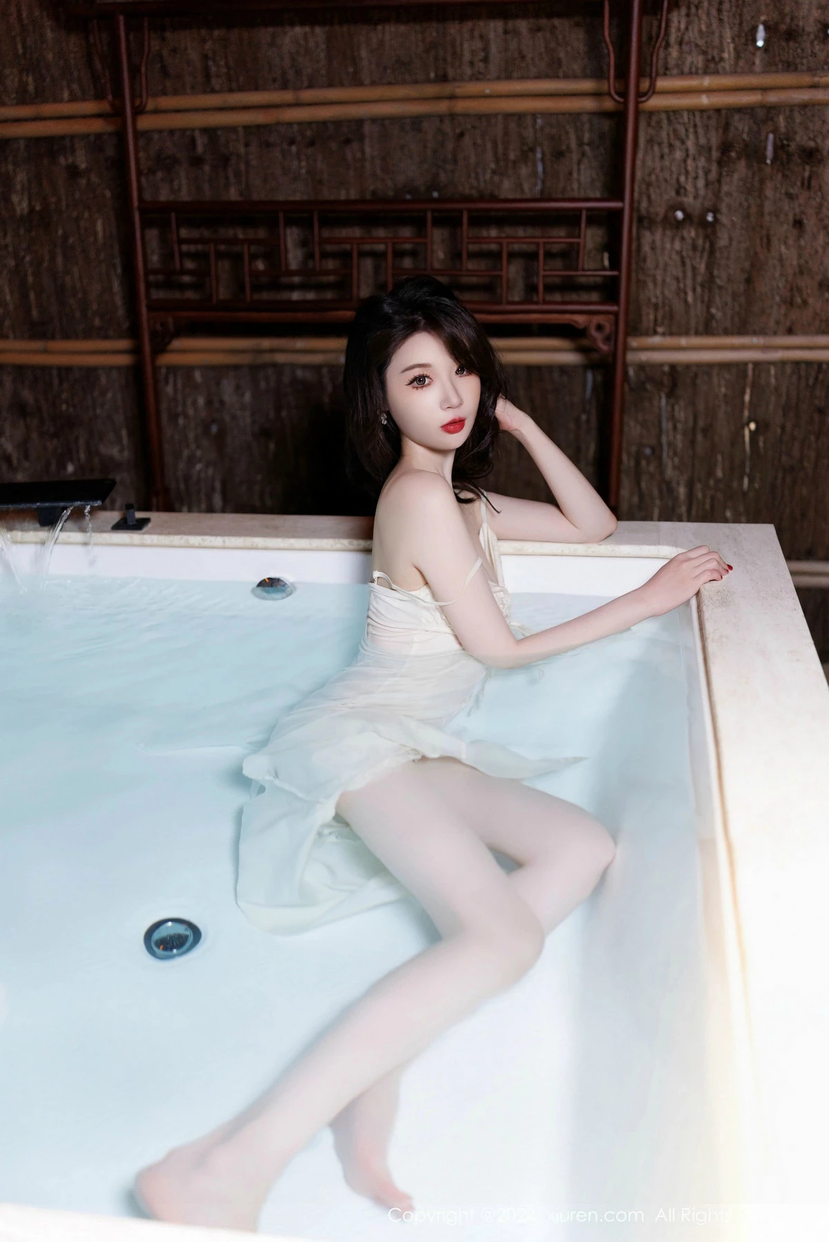 [[XiuRen秀人网]秀人网]No.9643_模特梦心玥性感白色连衣裙露白色内衣秀高挑曼妙身姿诱惑写真85P