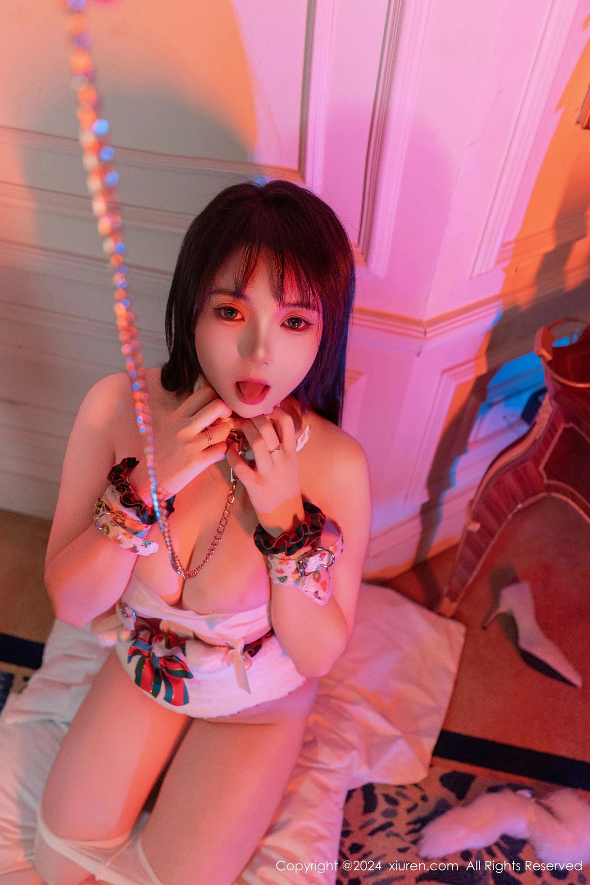 [[XiuRen秀人网]秀人网]No.9638_新人模特软情调教主题性感情趣服饰配超薄肉丝秀火辣身材诱惑写真112P