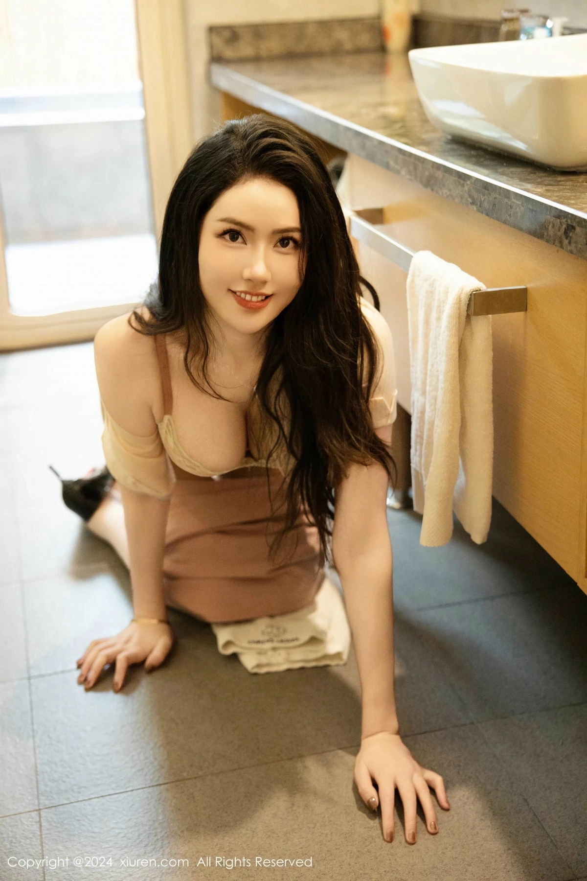 [[XiuRen秀人网]秀人网]No.9646_模特方子萱性感粉色短裙露黄色内衣配开档肉丝秀凹凸身材诱惑写真85P