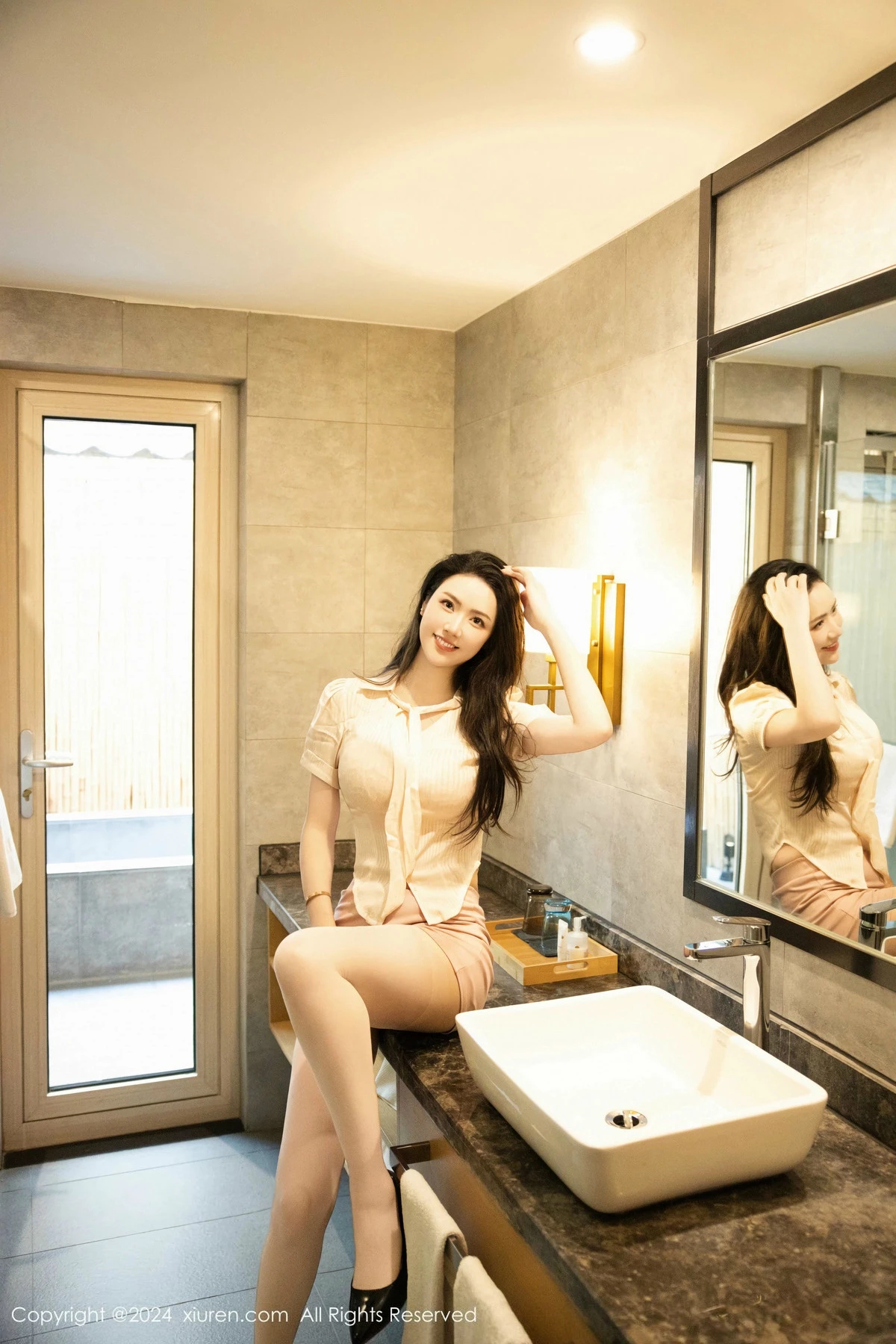 [[XiuRen秀人网]秀人网]No.9646_模特方子萱性感粉色短裙露黄色内衣配开档肉丝秀凹凸身材诱惑写真85P