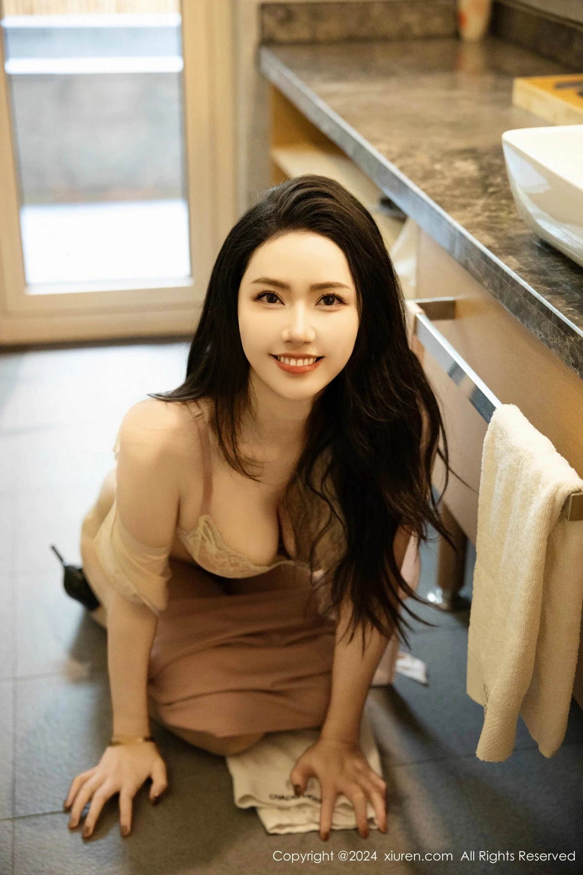 [[XiuRen秀人网]秀人网]No.9646_模特方子萱性感粉色短裙露黄色内衣配开档肉丝秀凹凸身材诱惑写真85P