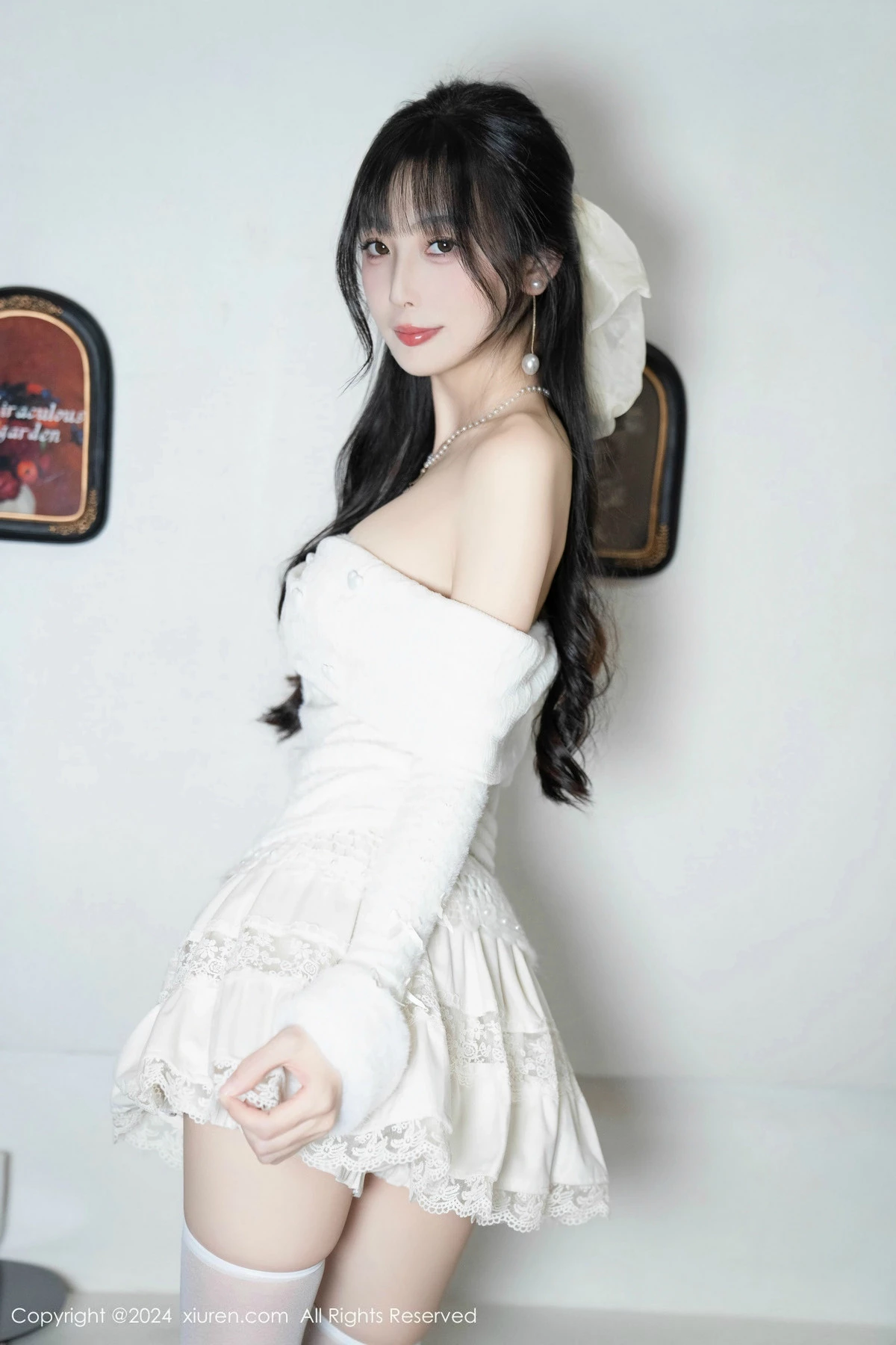 [[XiuRen秀人网]秀人网]No.9658_模特林星阑白色连衣短裙露红色情趣内衣配白丝袜秀美腿诱惑写真93P