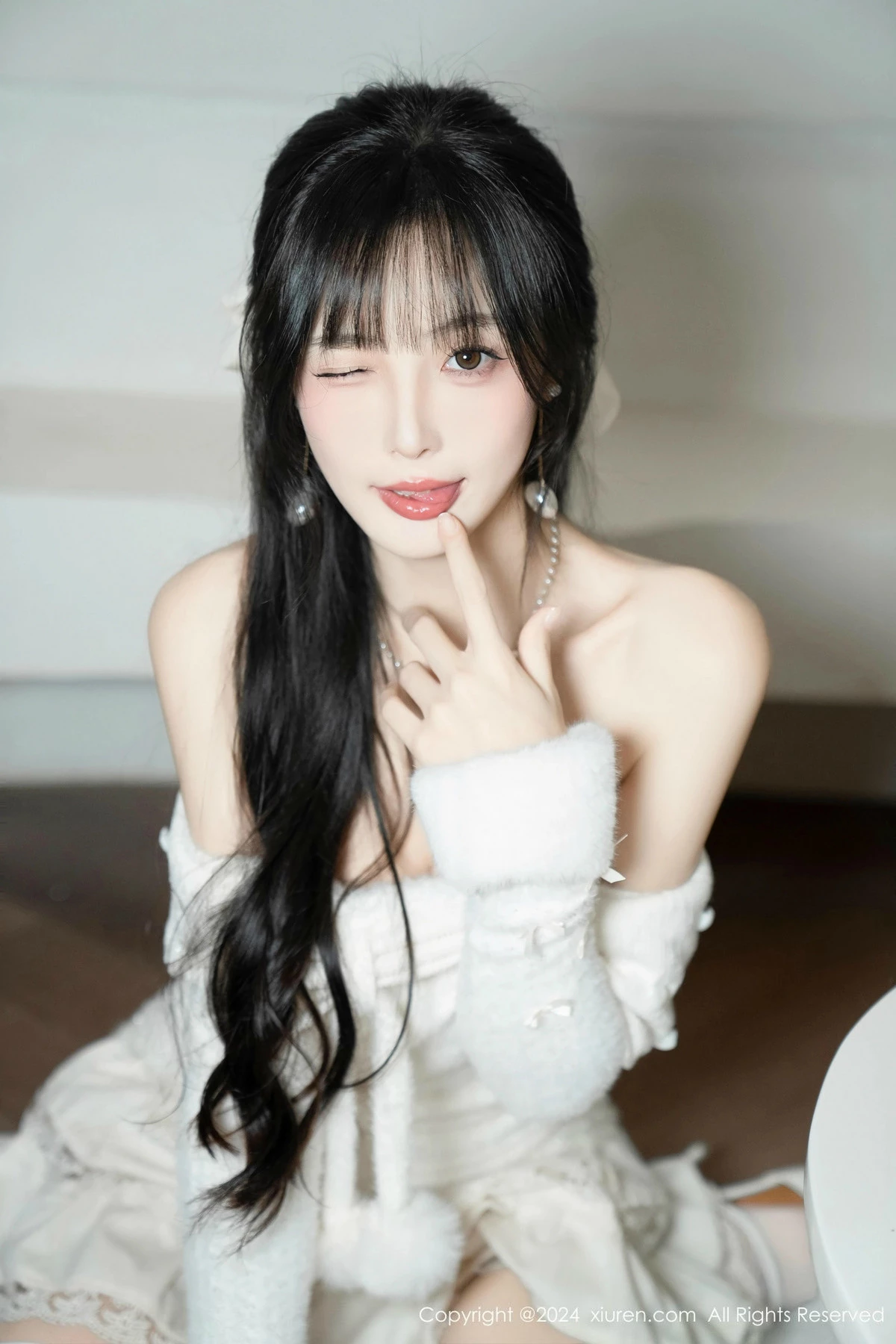 [[XiuRen秀人网]秀人网]No.9658_模特林星阑白色连衣短裙露红色情趣内衣配白丝袜秀美腿诱惑写真93P