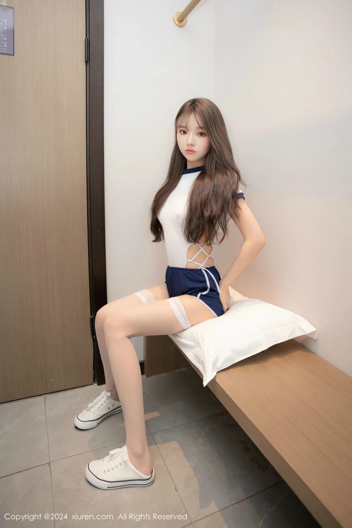 [[XiuRen秀人网]秀人网]No.9654_新人模特羊大衣性感白色死库水配白丝袜秀完美身材迷人诱惑写真43P