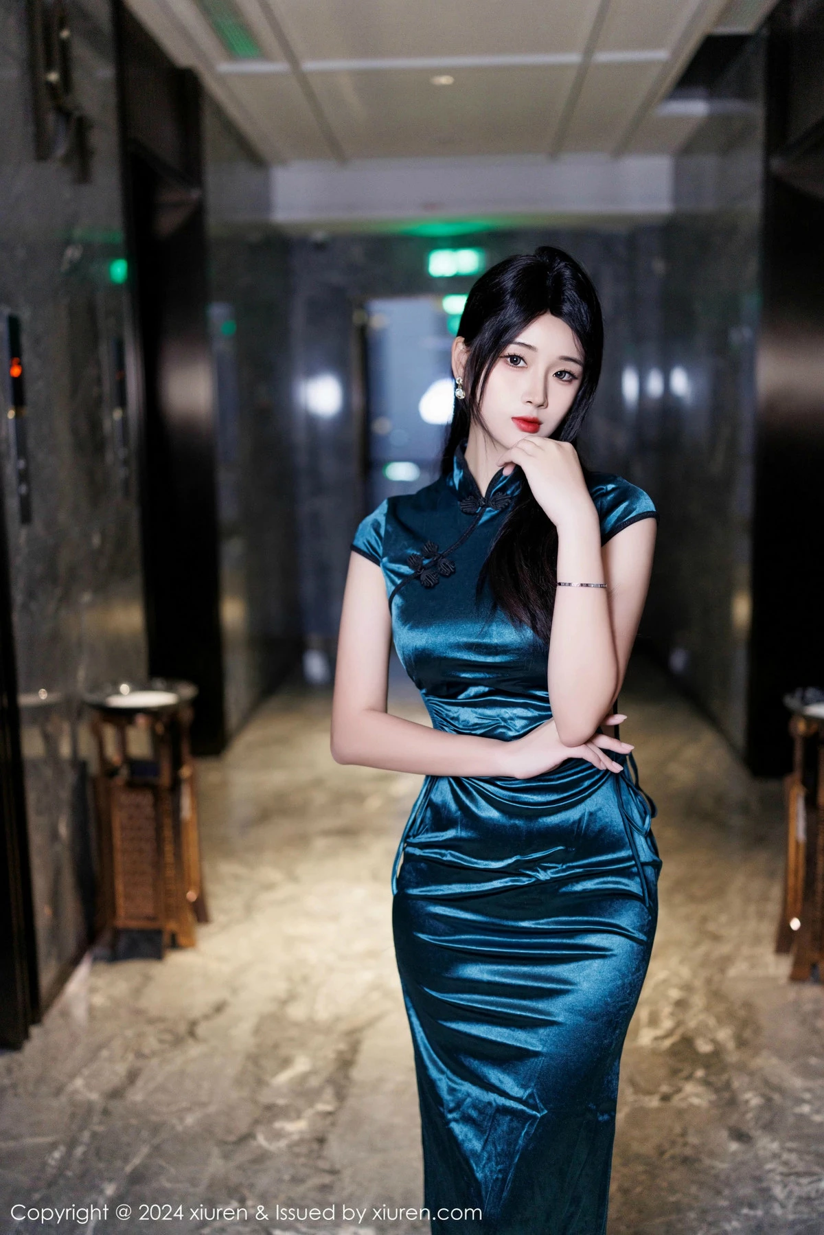 [[XiuRen秀人网]秀人网]No.9653_模特南乔性感墨绿色旗袍露黑色蕾丝内衣配超薄黑丝极致魅惑写真80P