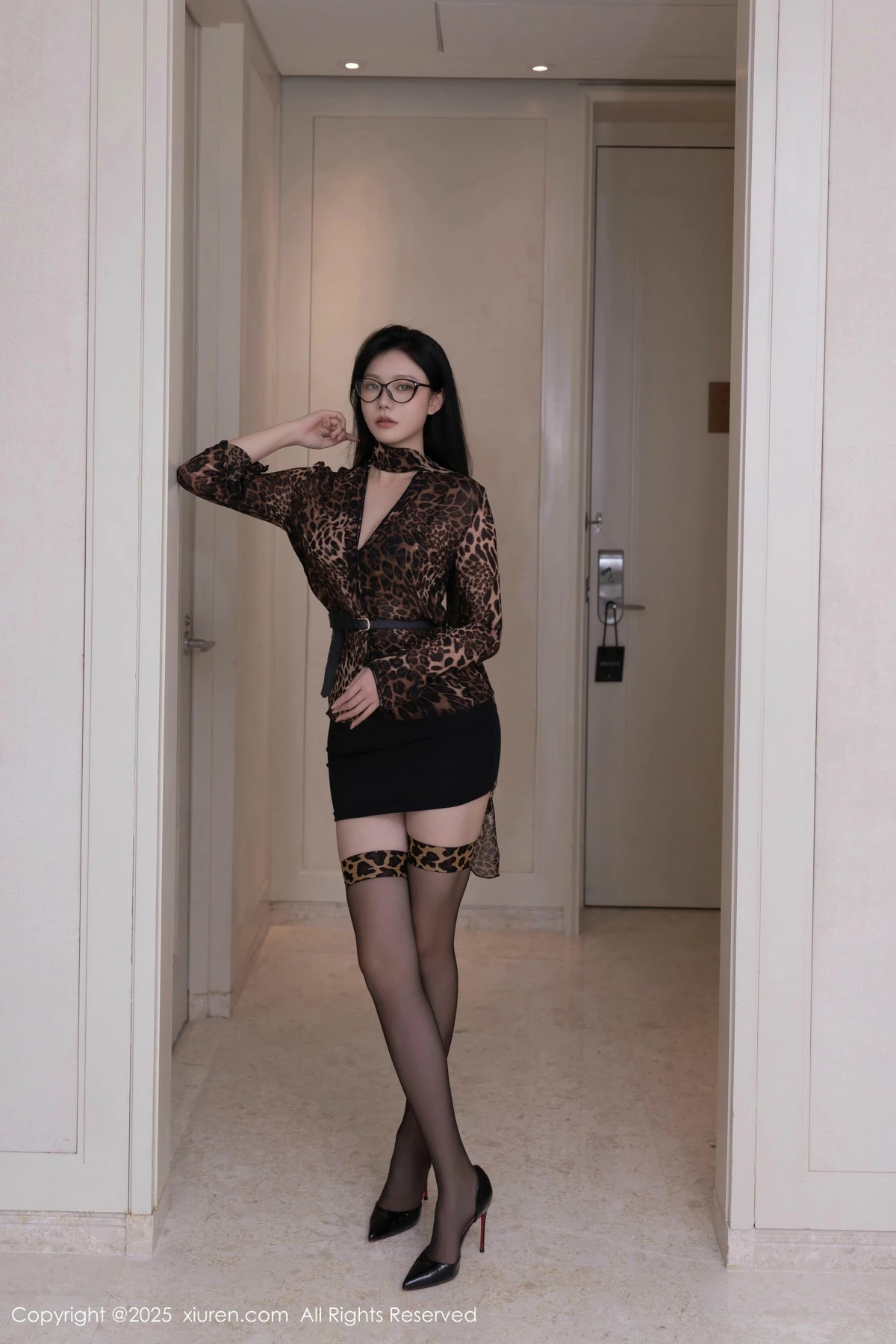 [[XiuRen秀人网]秀人网]No.9794_模特安然anran豹纹外套露豹纹内衣配黑丝袜秀柔美身段诱惑写真80P