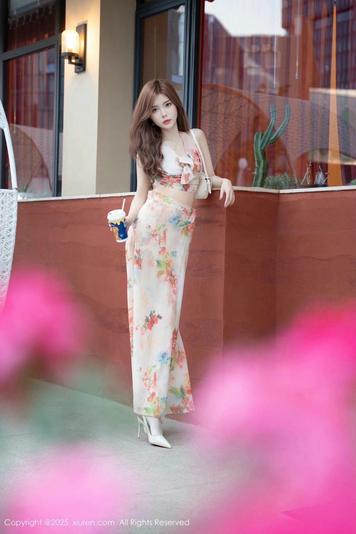 [[XiuRen秀人网]秀人网]No.9792_模特拍黄瓜girl性感碎花长裙配超薄肉丝秀曼妙身姿完美诱惑写真77P