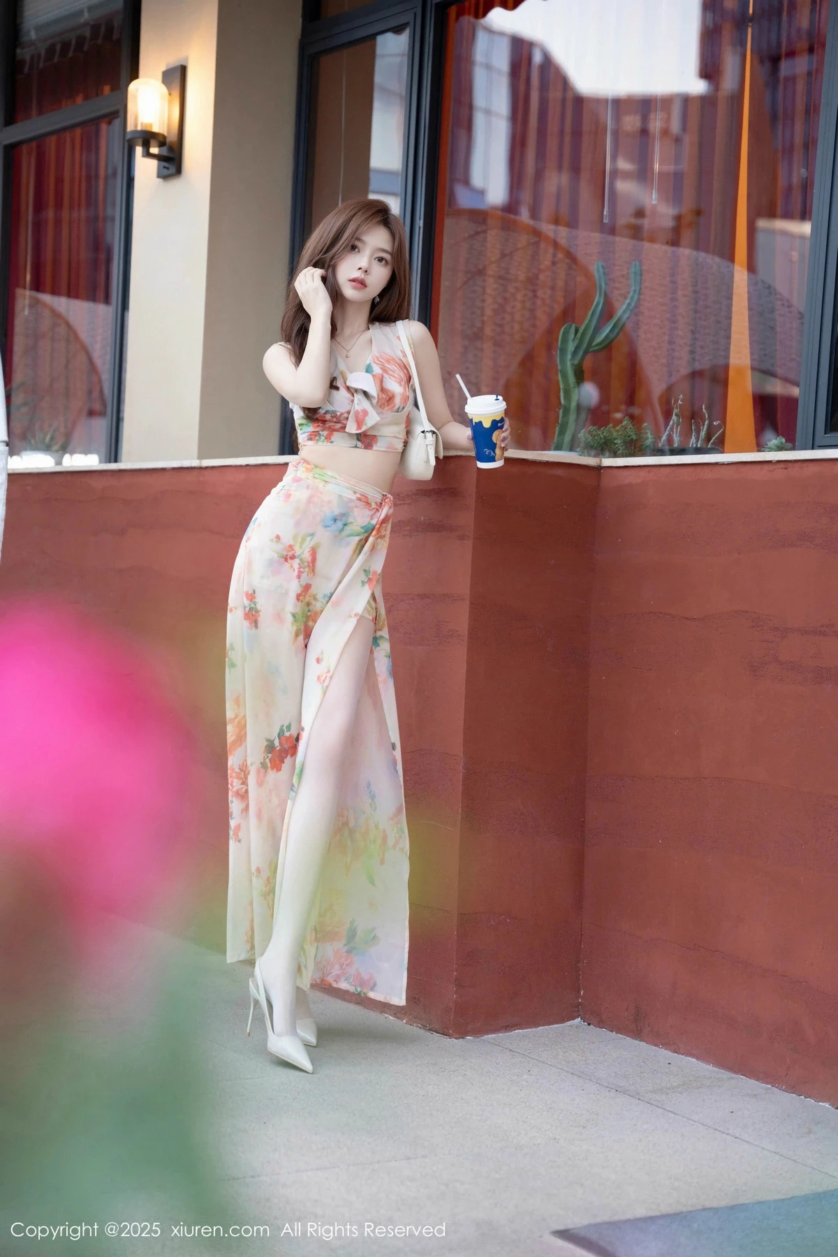 [[XiuRen秀人网]秀人网]No.9792_模特拍黄瓜girl性感碎花长裙配超薄肉丝秀曼妙身姿完美诱惑写真77P