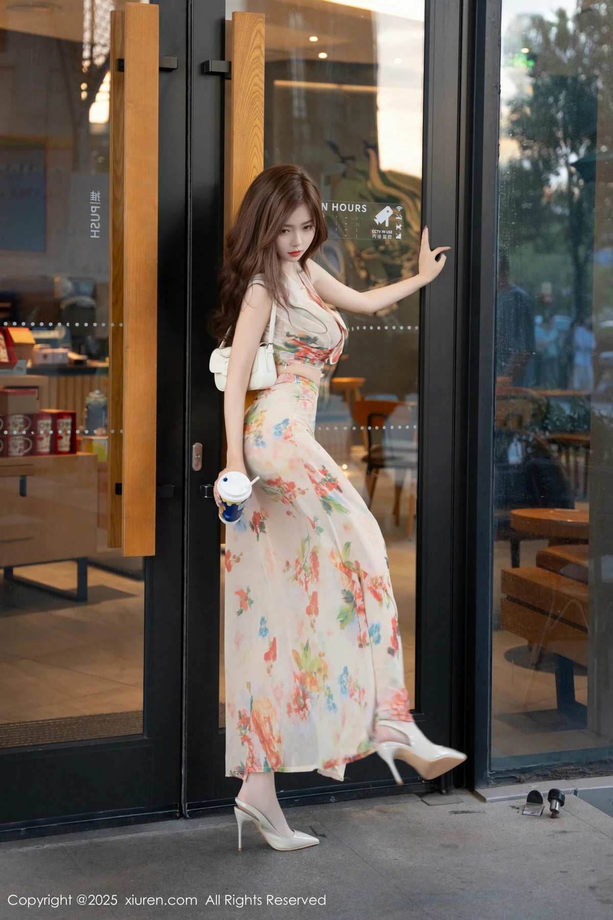 [[XiuRen秀人网]秀人网]No.9792_模特拍黄瓜girl性感碎花长裙配超薄肉丝秀曼妙身姿完美诱惑写真77P