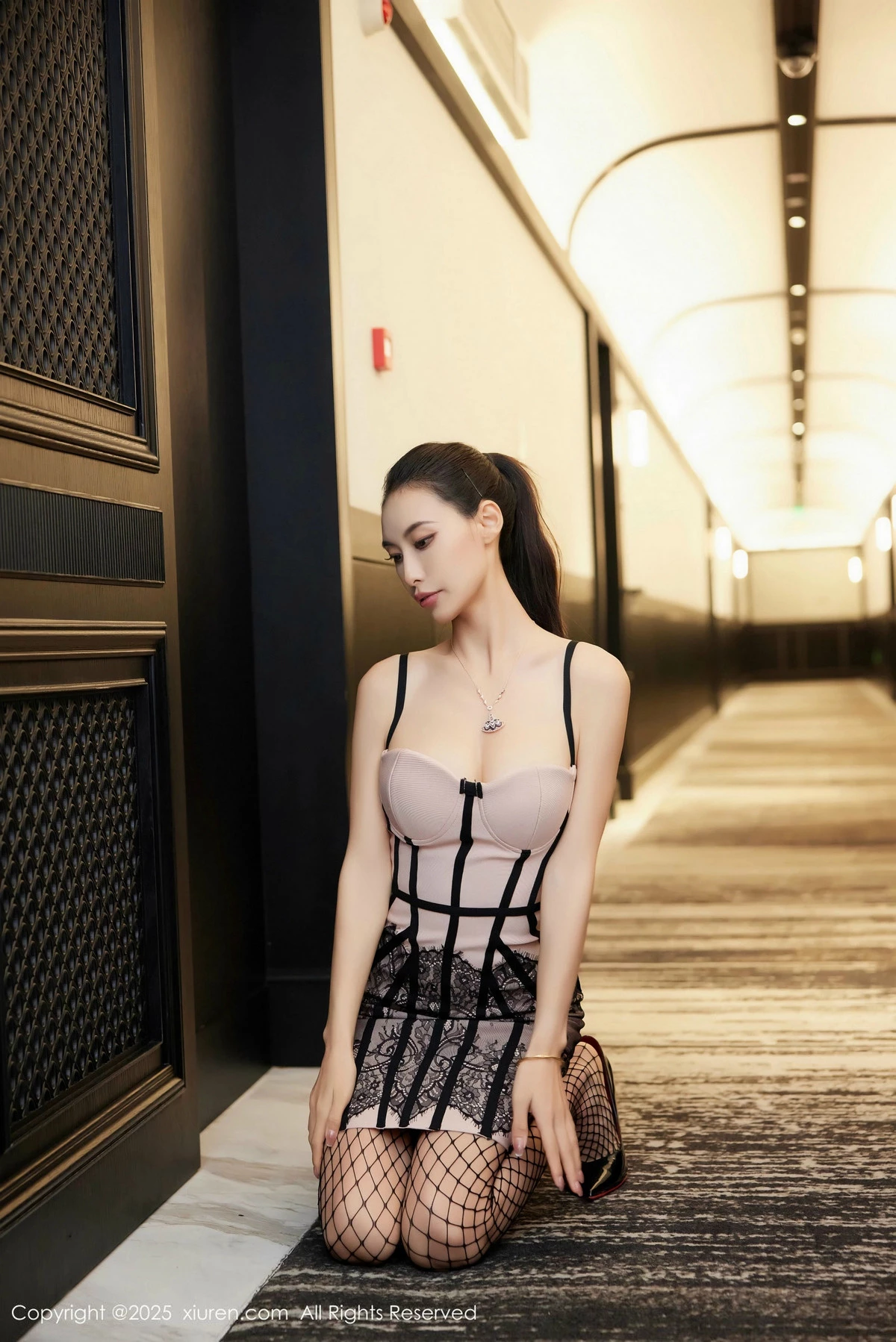 [[XiuRen秀人网]秀人网]No.9809_模特Lingyu69性感粉色连衣裙露连体黑丝网袜秀惹火身材诱惑写真74P