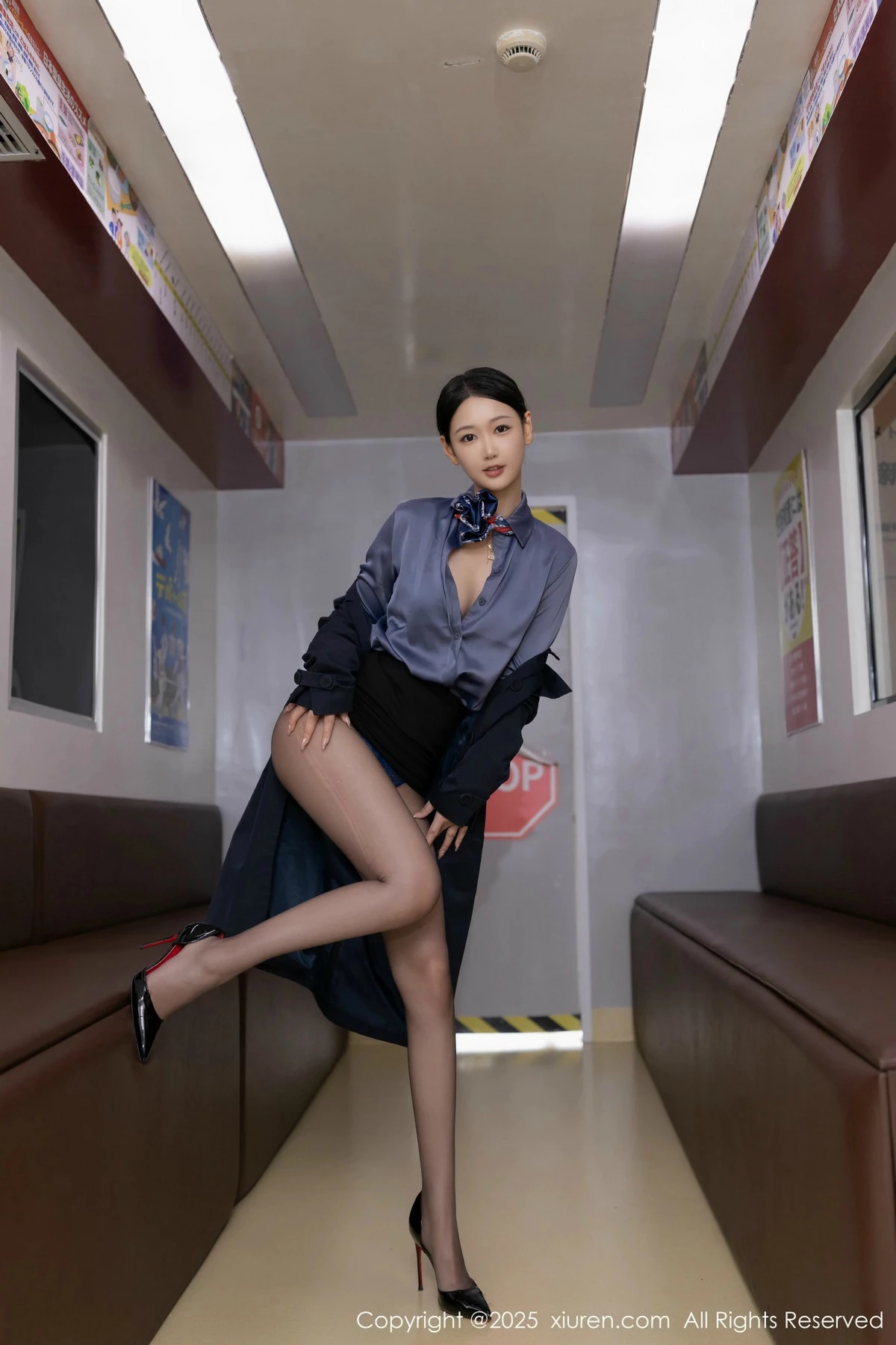 [[XiuRen秀人网]秀人网]No.9824_模特唐安琪性感深色空姐制服露蓝色蕾丝内衣秀曼妙身姿诱惑写真83P