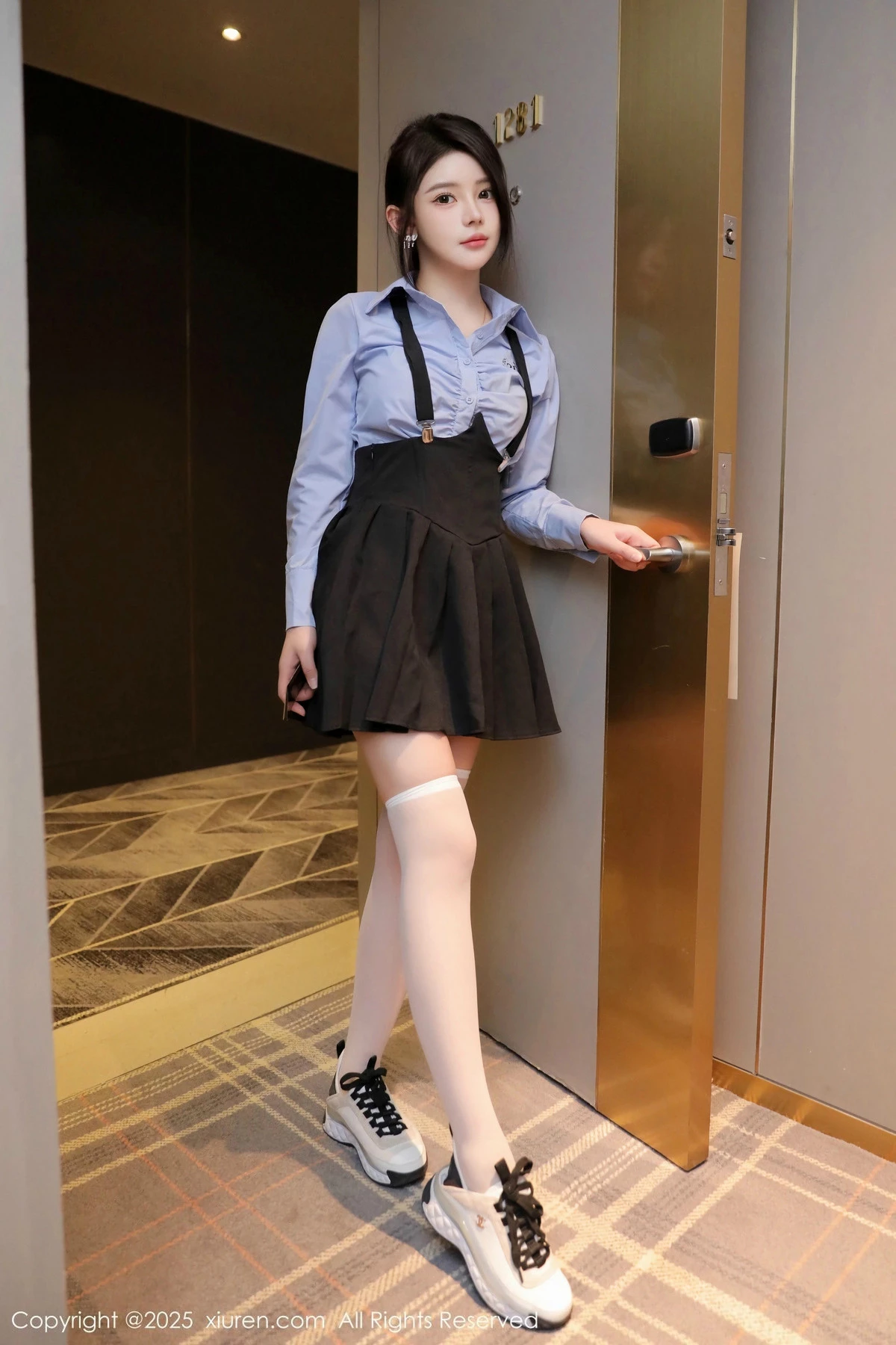 [[XiuRen秀人网]秀人网]No.9819_模特爱酱里性感蓝T配黑色吊带短裙露白丝袜秀完美身材诱惑写真80P