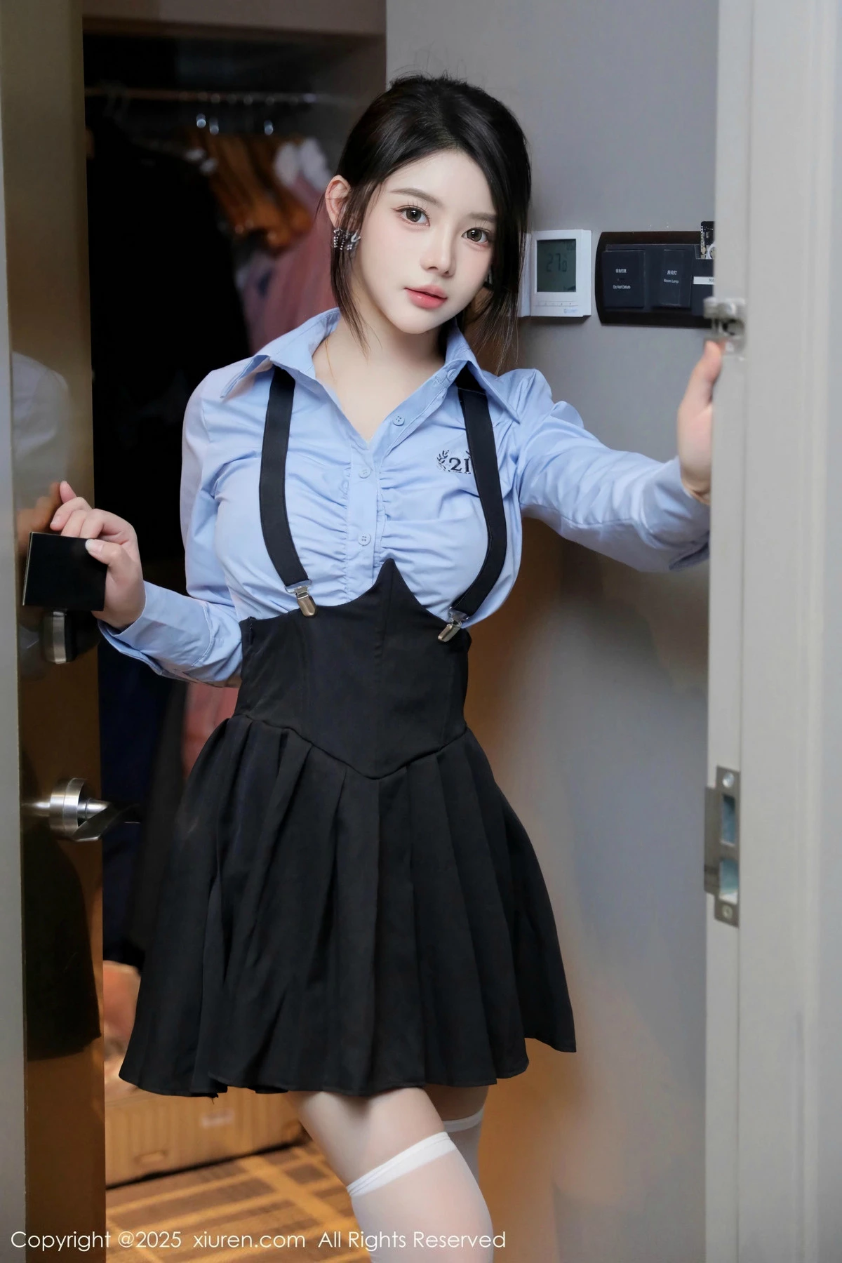 [[XiuRen秀人网]秀人网]No.9819_模特爱酱里性感蓝T配黑色吊带短裙露白丝袜秀完美身材诱惑写真80P